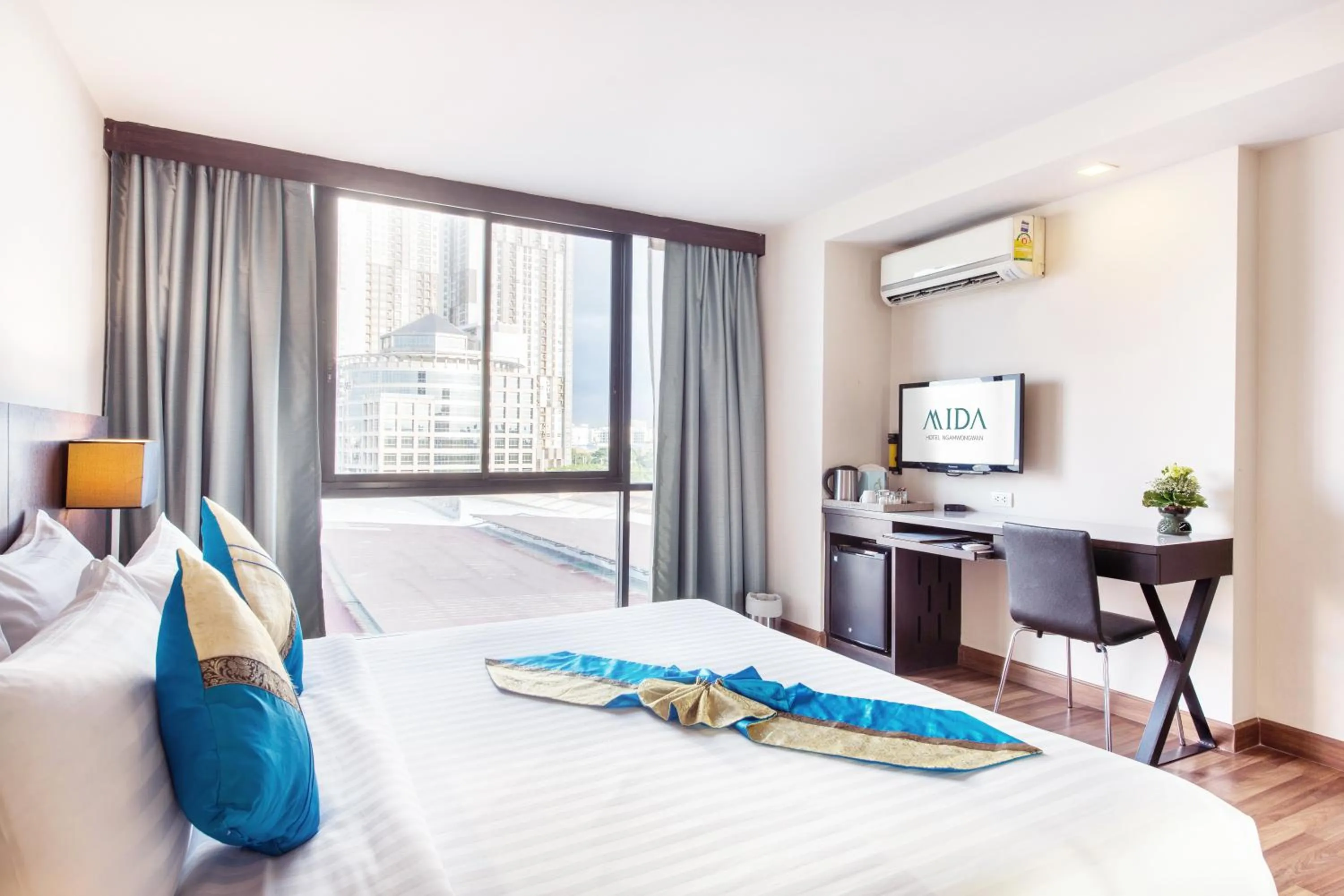 Photo of the whole room, Bed in Mida Hotel Ngamwongwan - SHA Plus