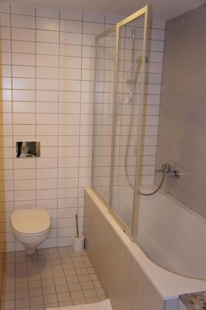 Bathroom in Zaliasis slenis - Self check-in hotel - Free parking