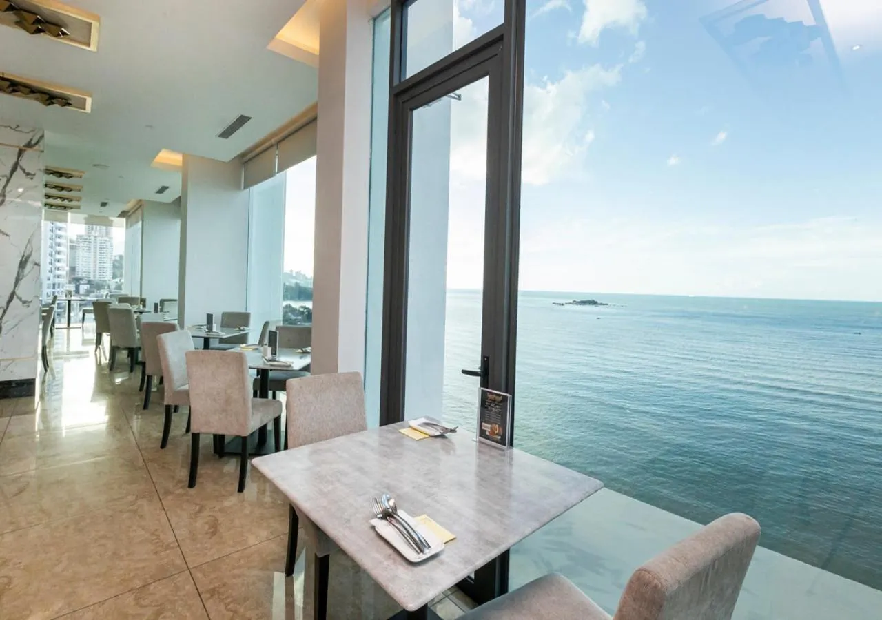 Restaurant/places to eat in Hompton Hotel by the Beach