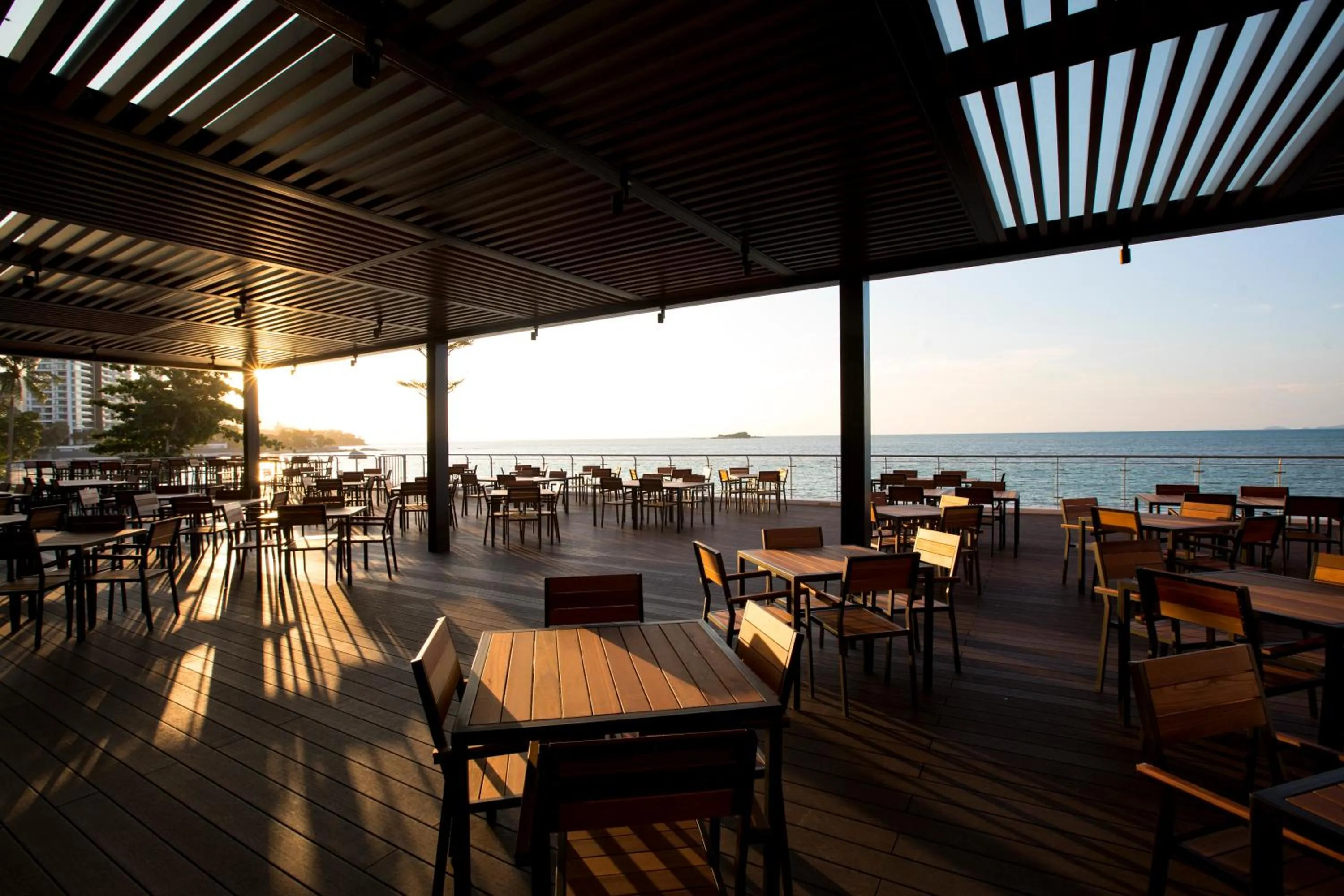 Restaurant/places to eat in Hompton Hotel by the Beach