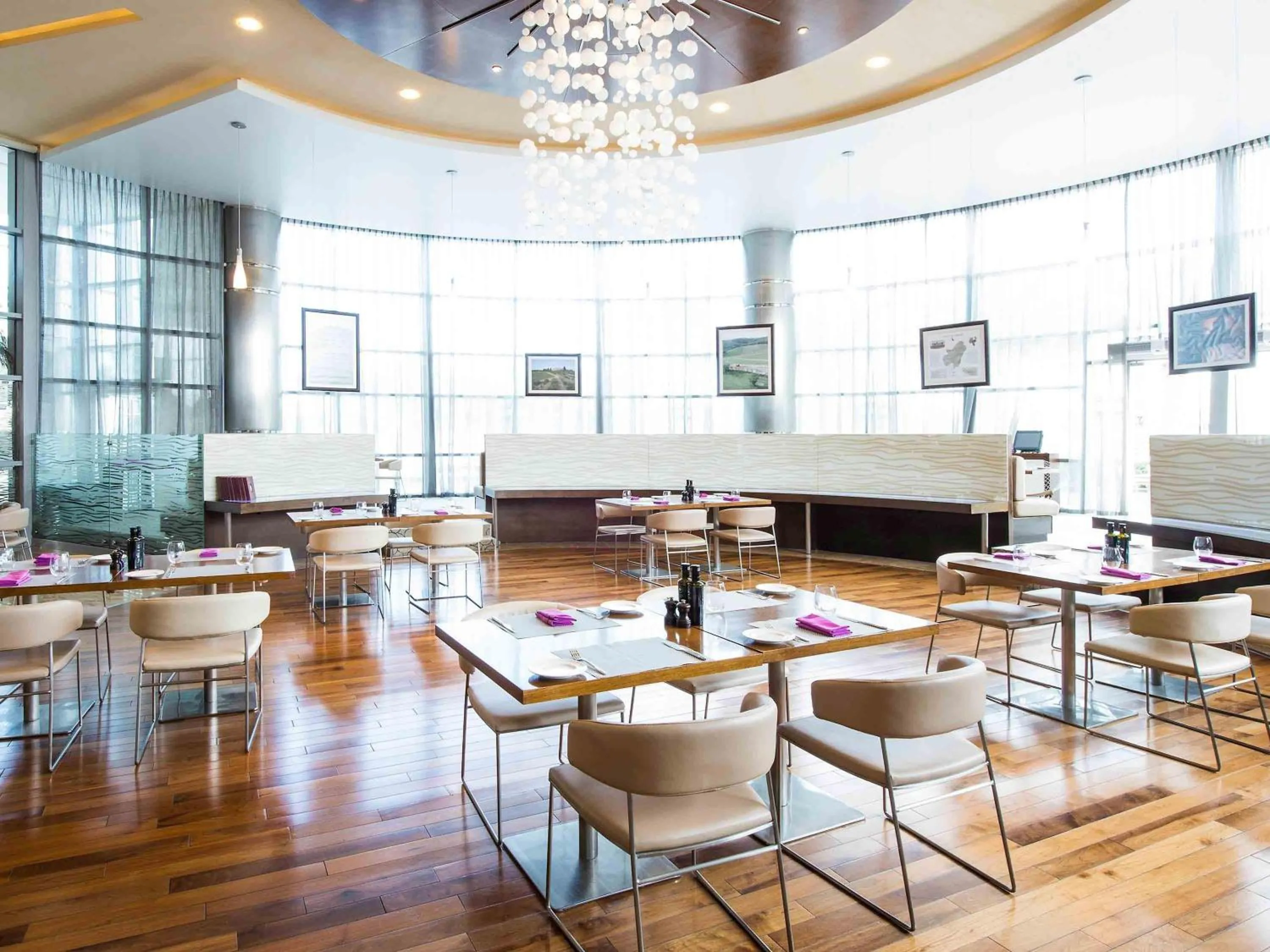 Restaurant/places to eat in Novotel Abu Dhabi Gate