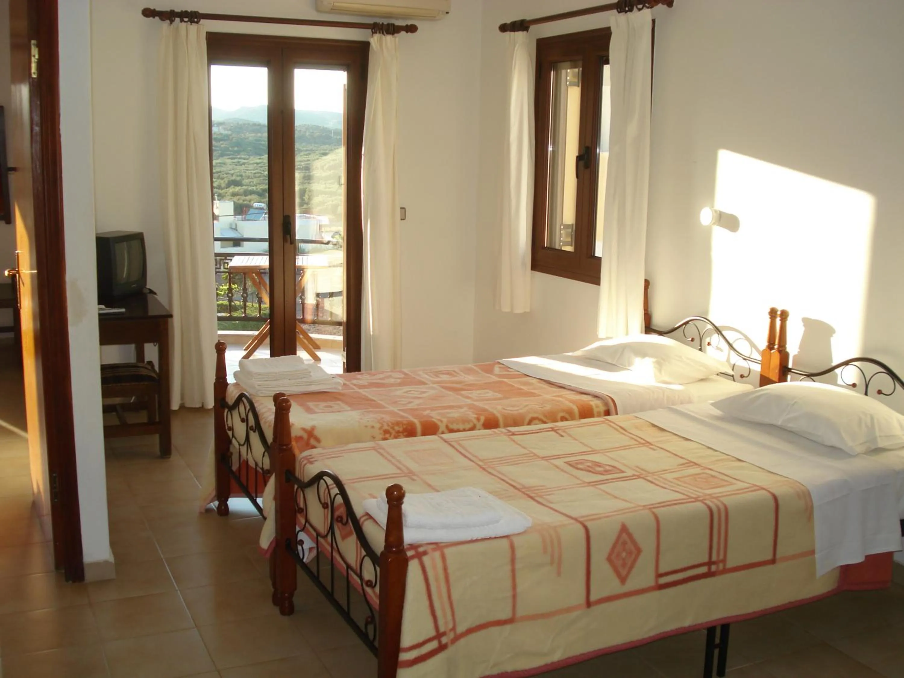 Property building, Bed in Flamingo Apartments