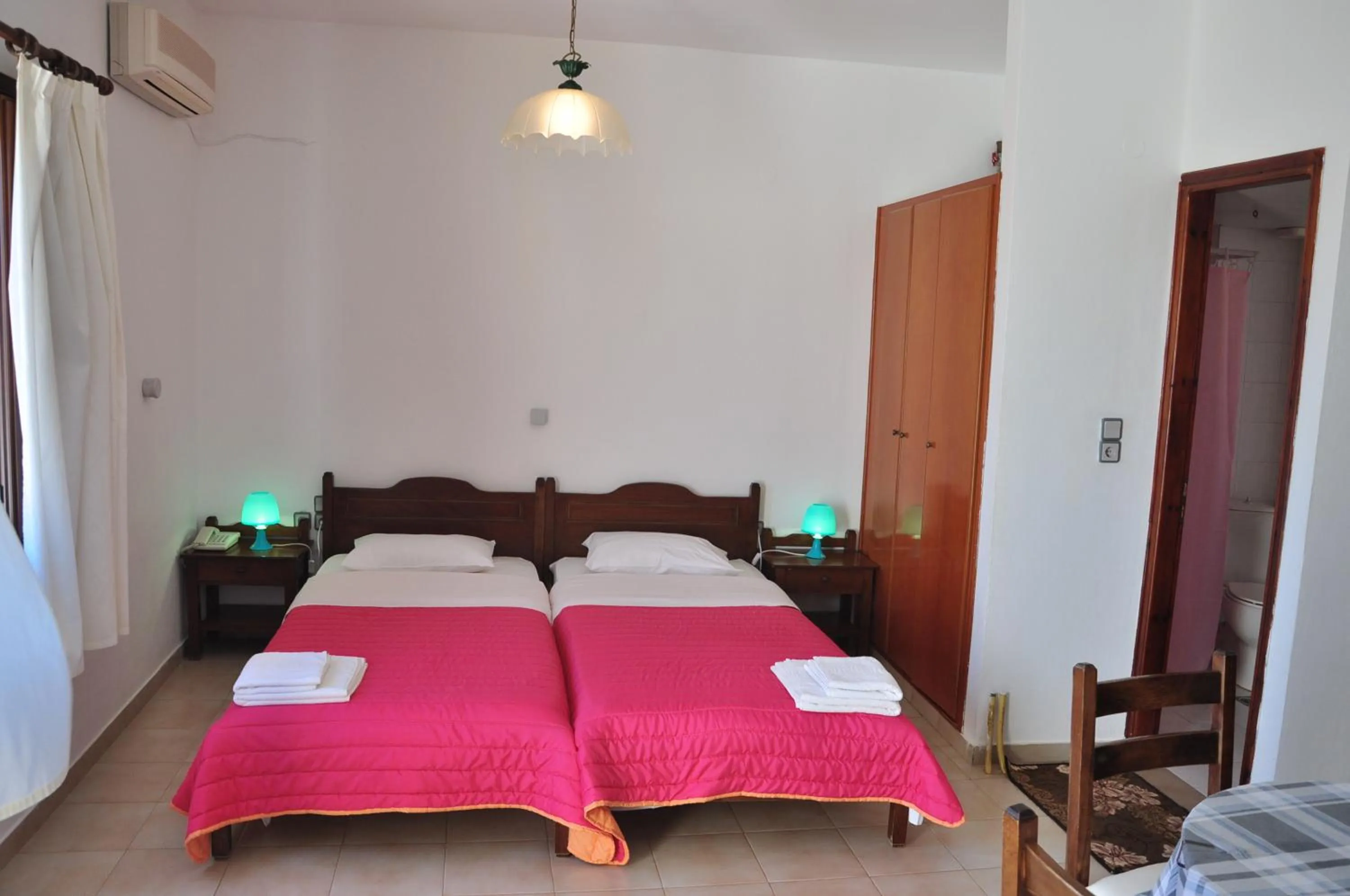 Spring, Bed in Flamingo Apartments