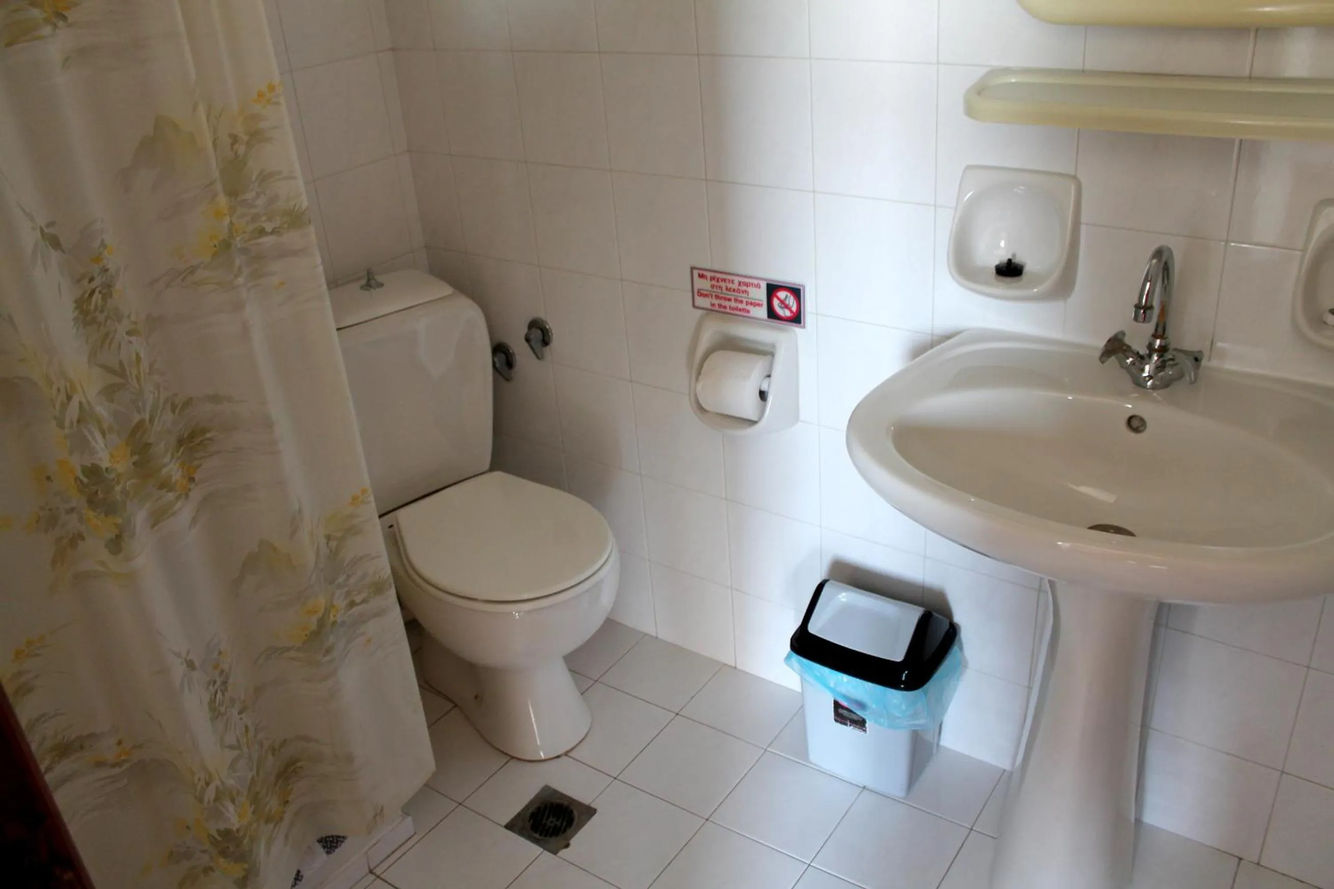 Shower in Flamingo Apartments