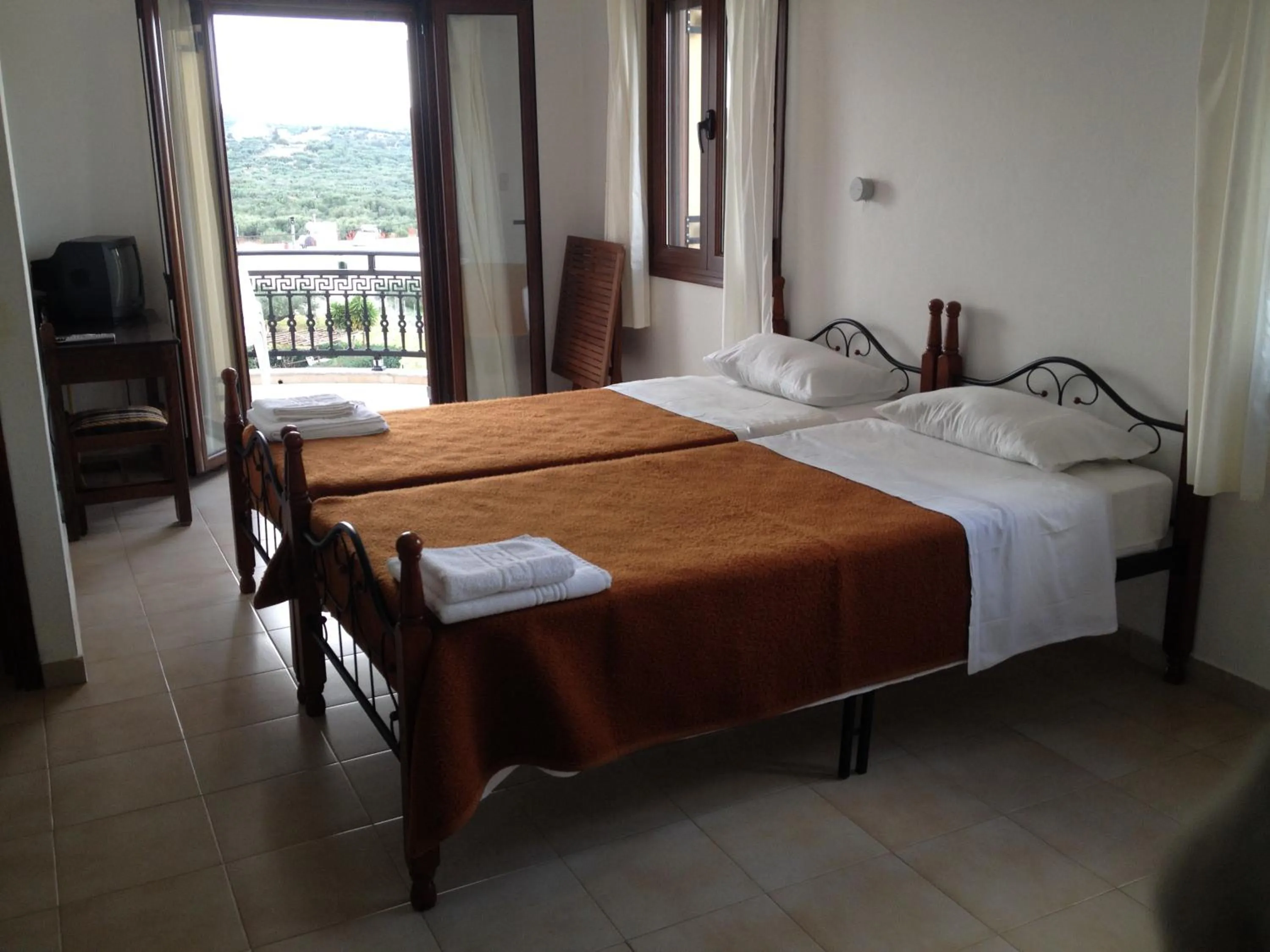 Bedroom, Bed in Flamingo Apartments