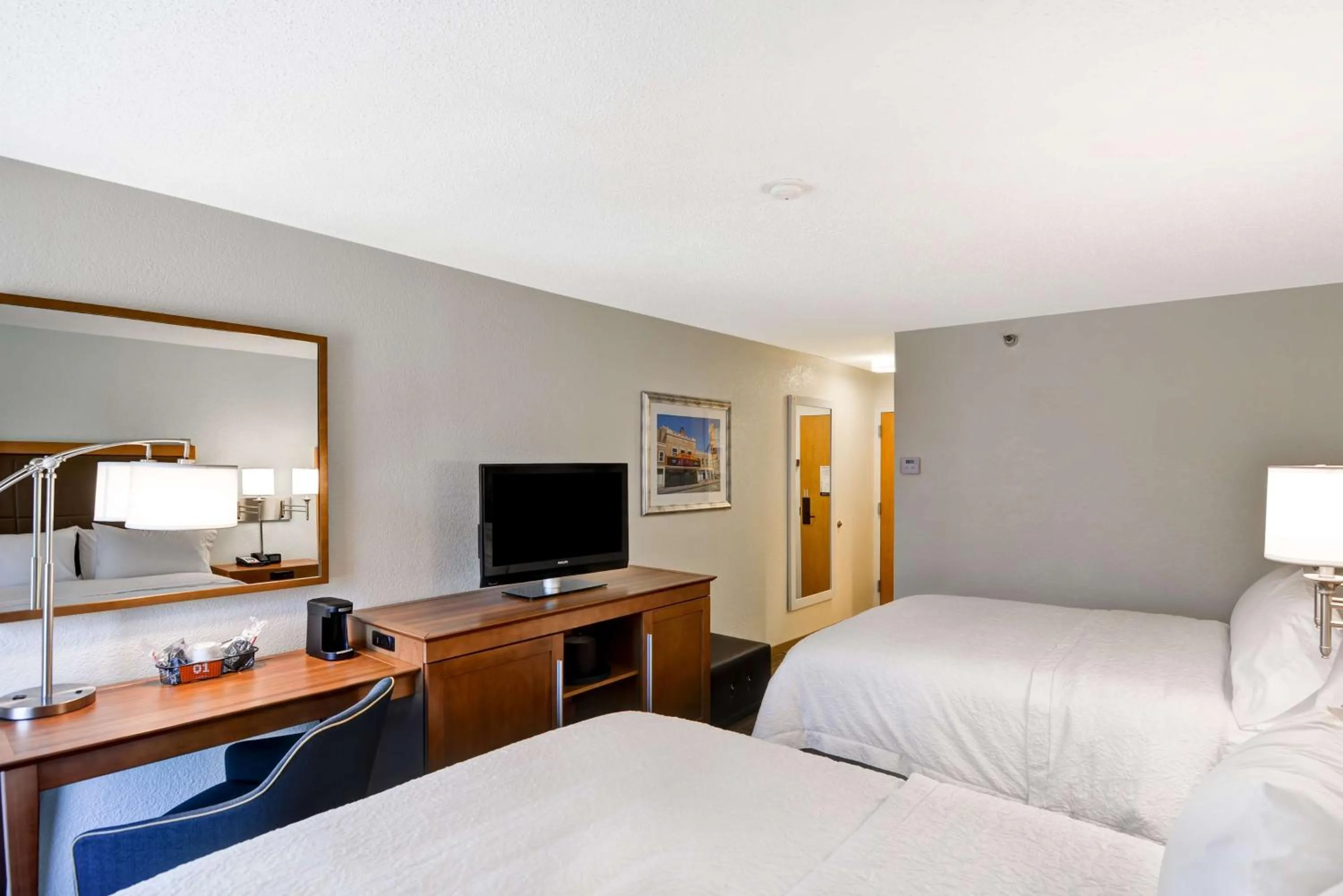 Bed in Hampton Inn Memphis-Poplar