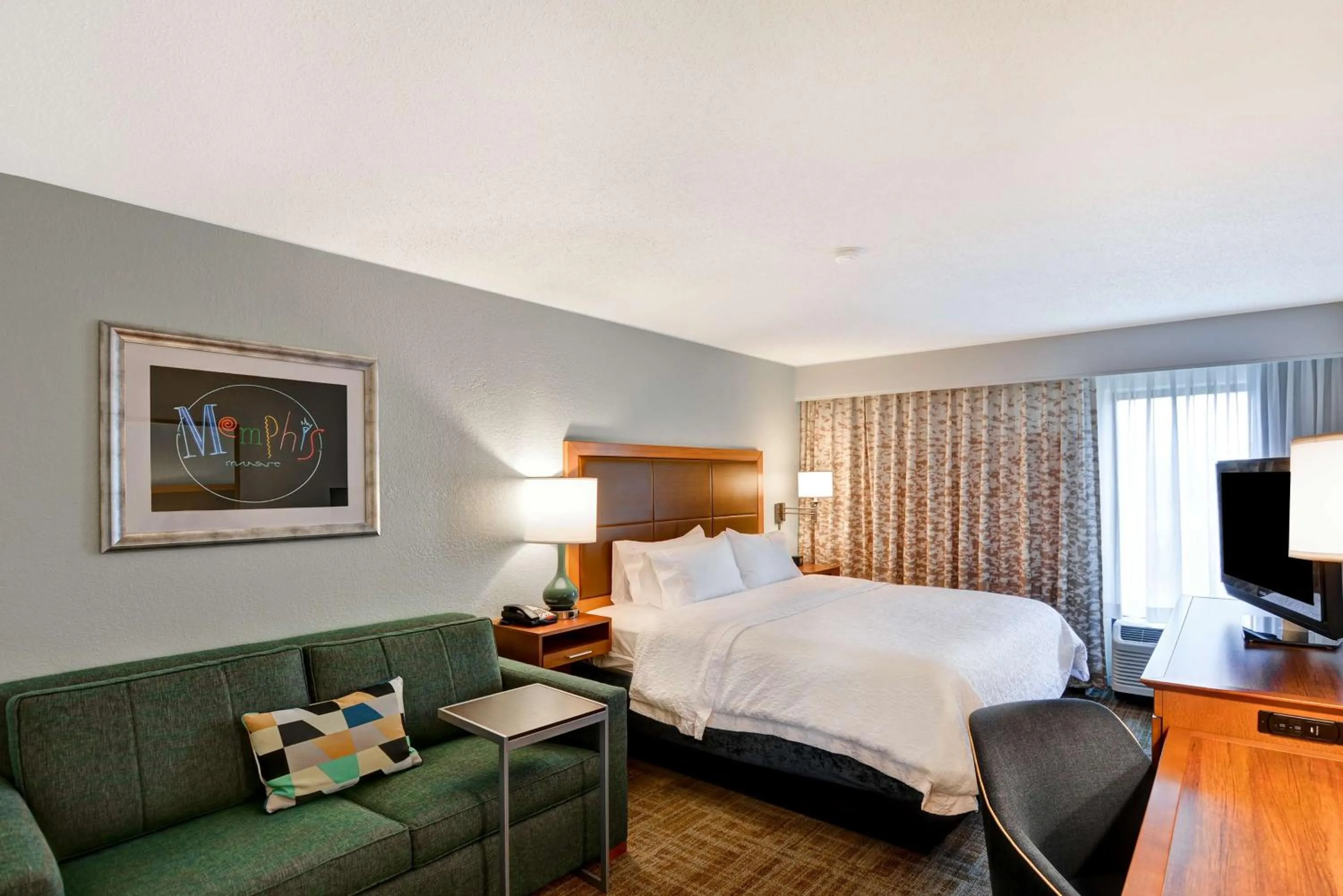 Bed in Hampton Inn Memphis-Poplar