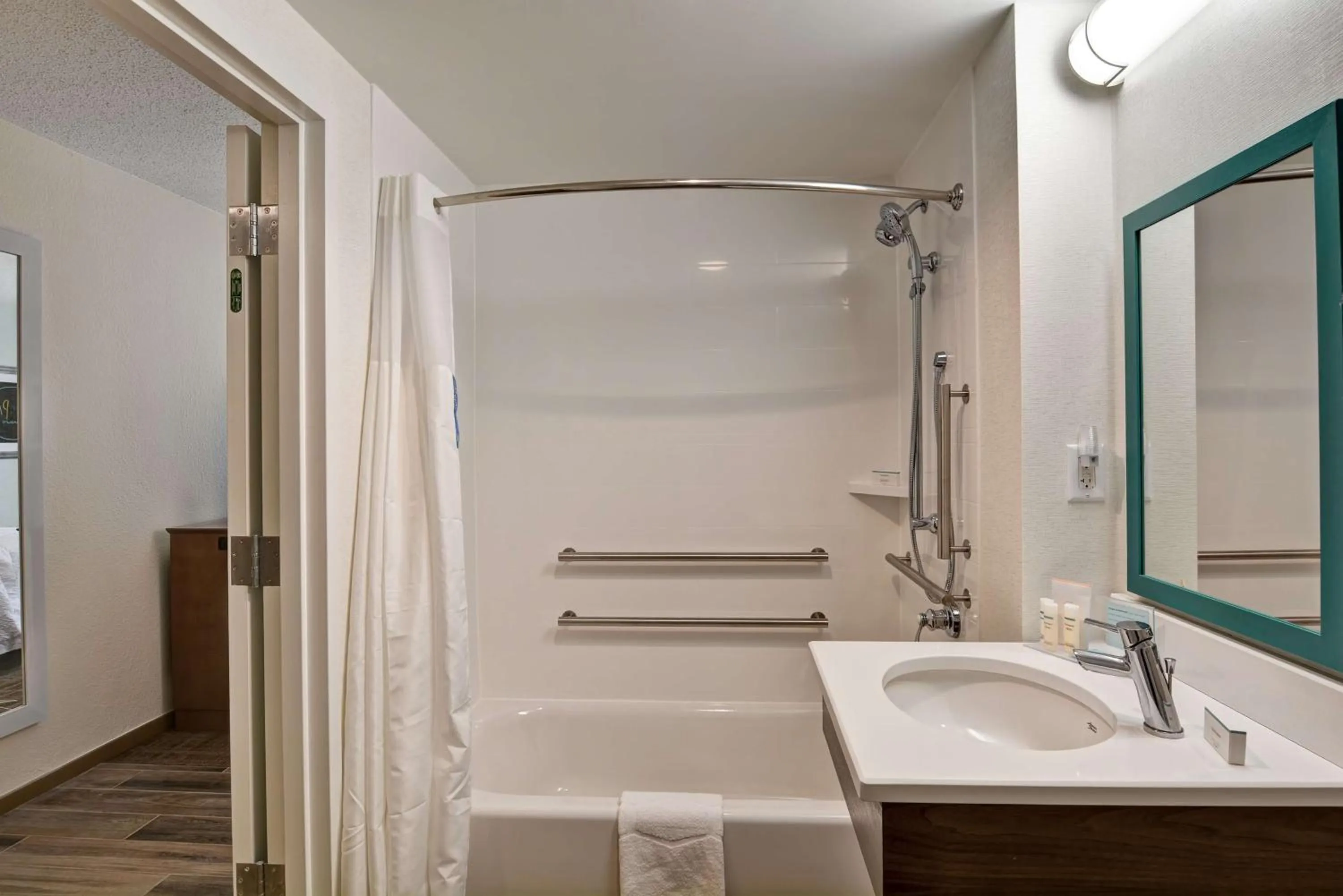 Bathroom in Hampton Inn Memphis-Poplar