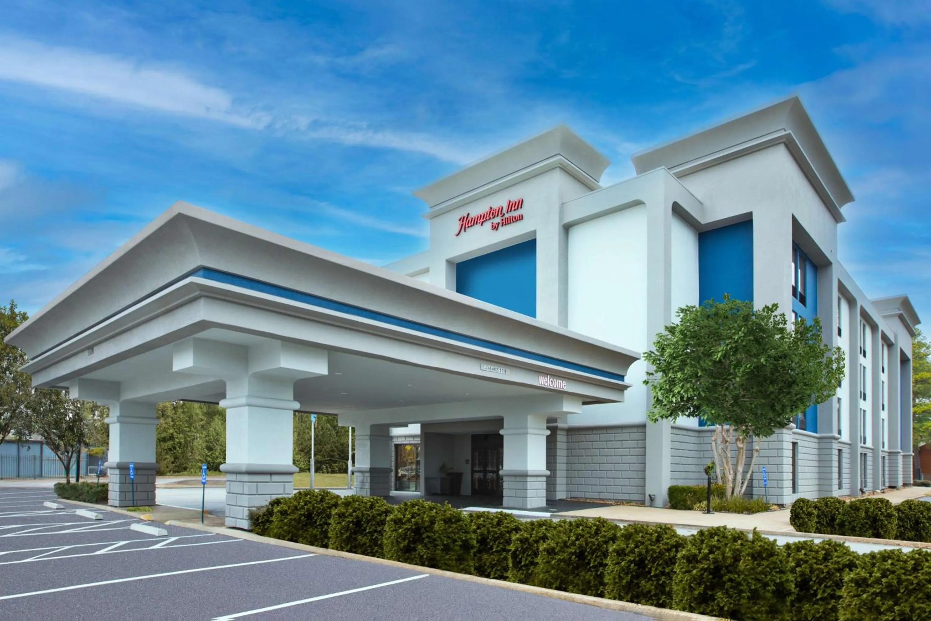 Property building in Hampton Inn Memphis-Poplar