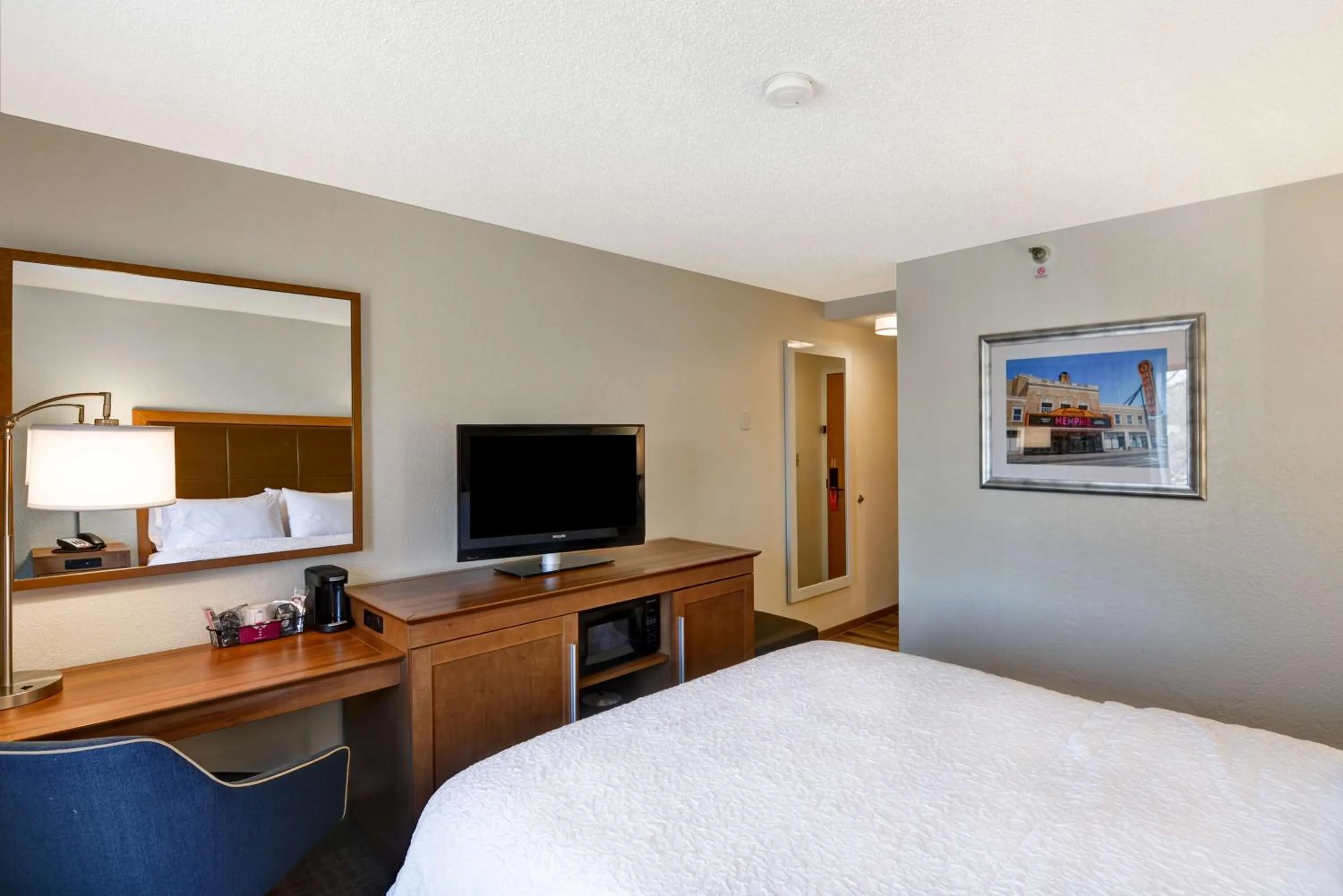 Bed in Hampton Inn Memphis-Poplar