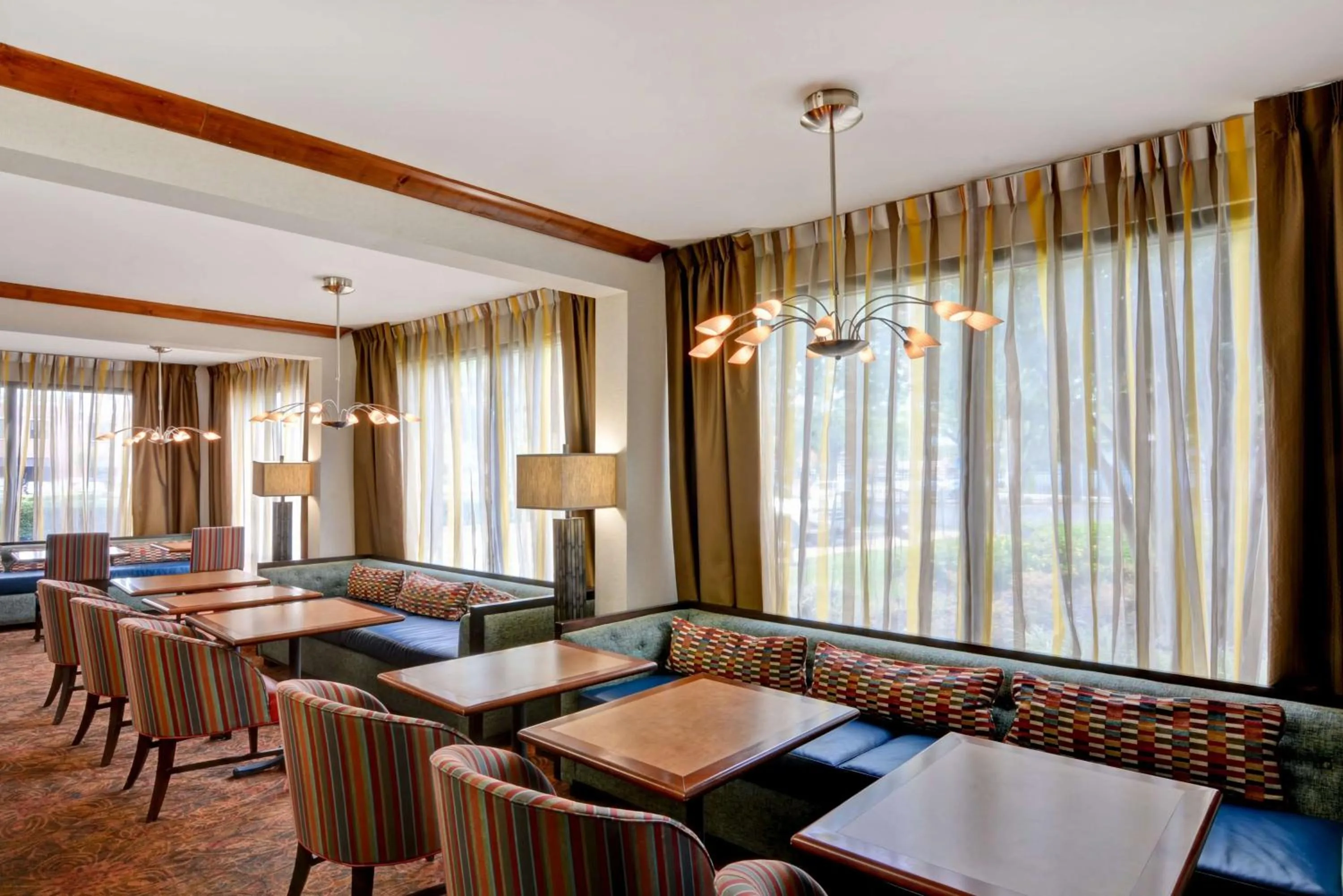 Restaurant/places to eat in Hampton Inn Memphis-Poplar