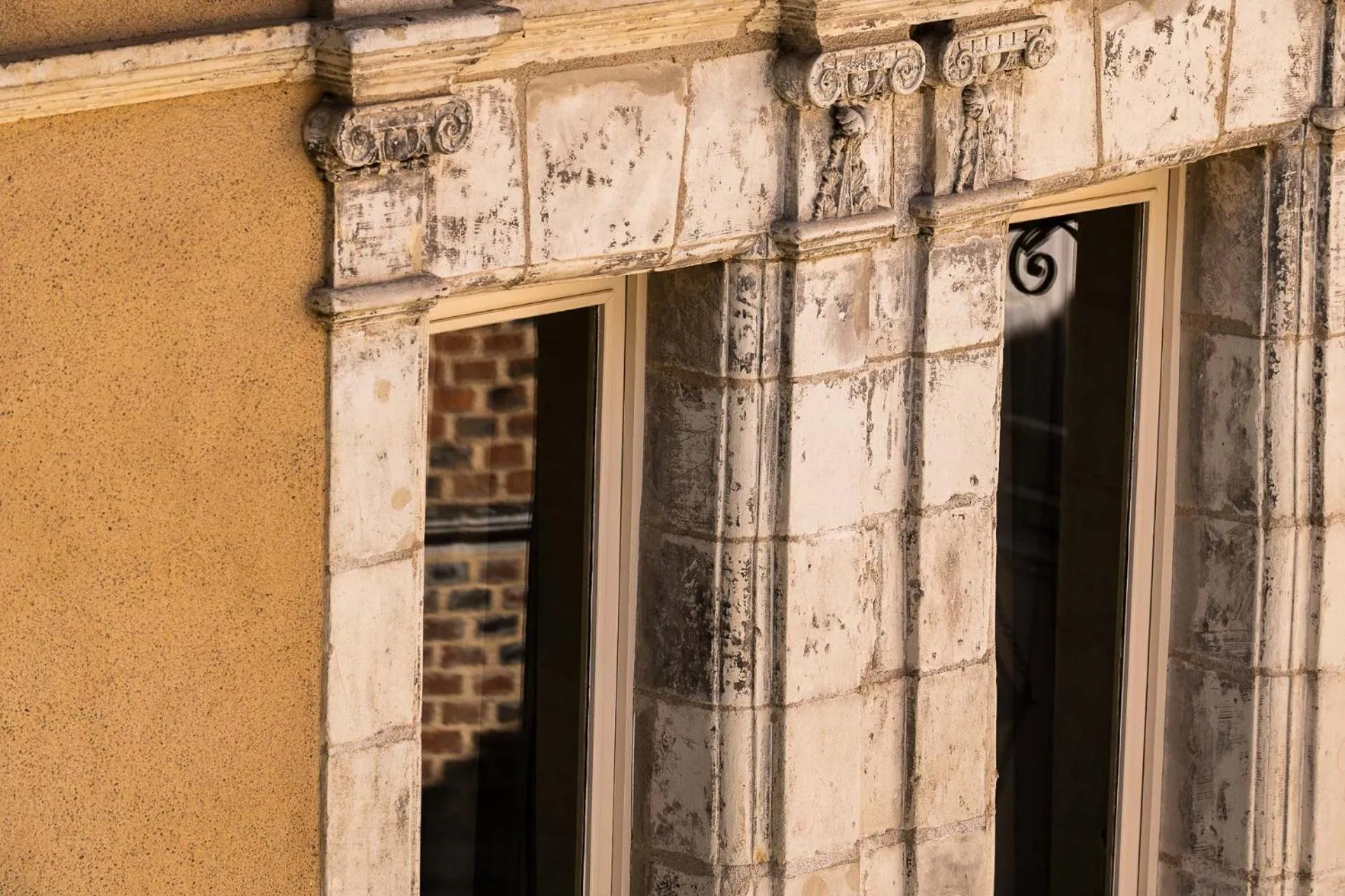 Facade/entrance in Grand Hôtel du Lion d'Or