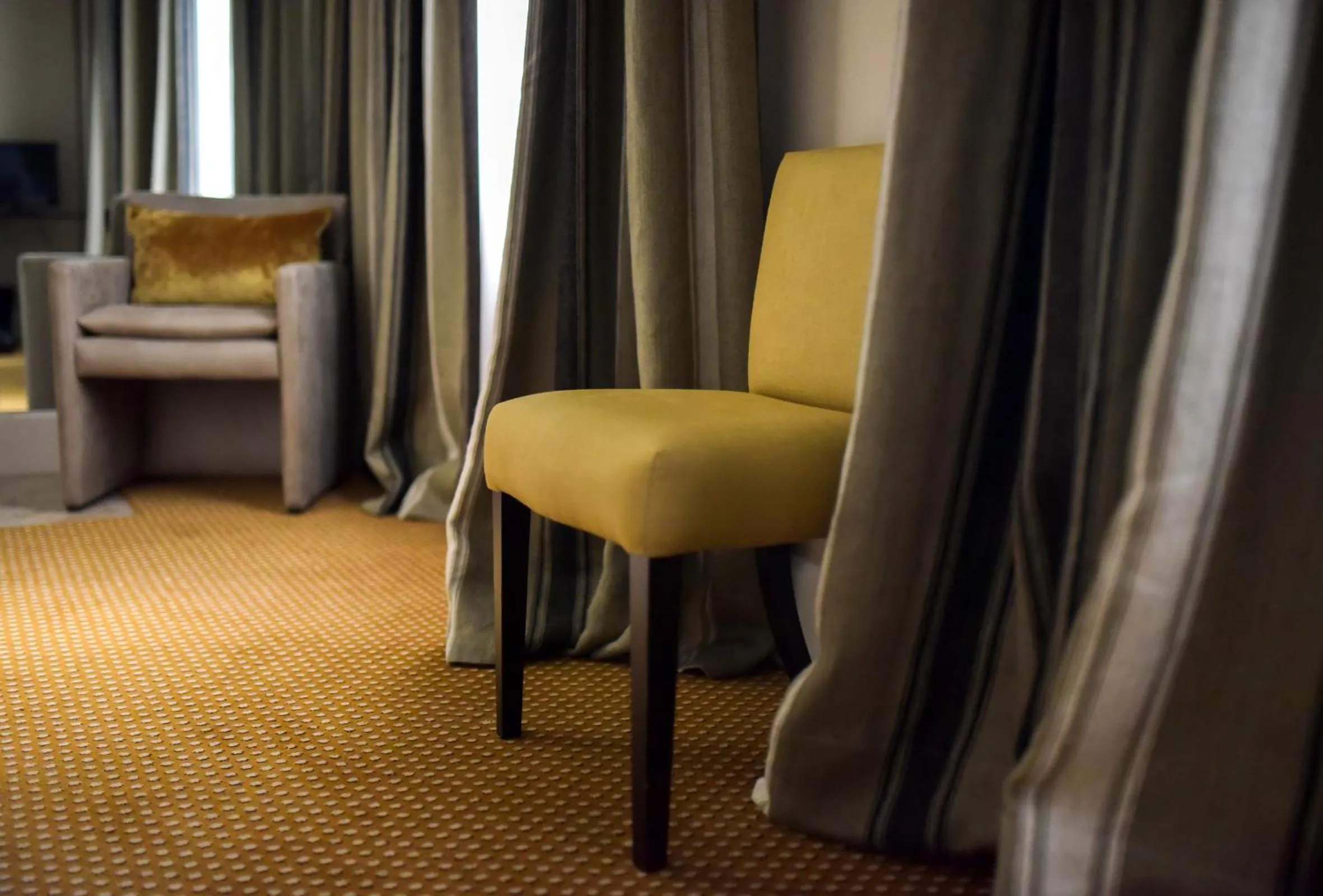 Seating area, Bed in Grand Hôtel du Lion d'Or