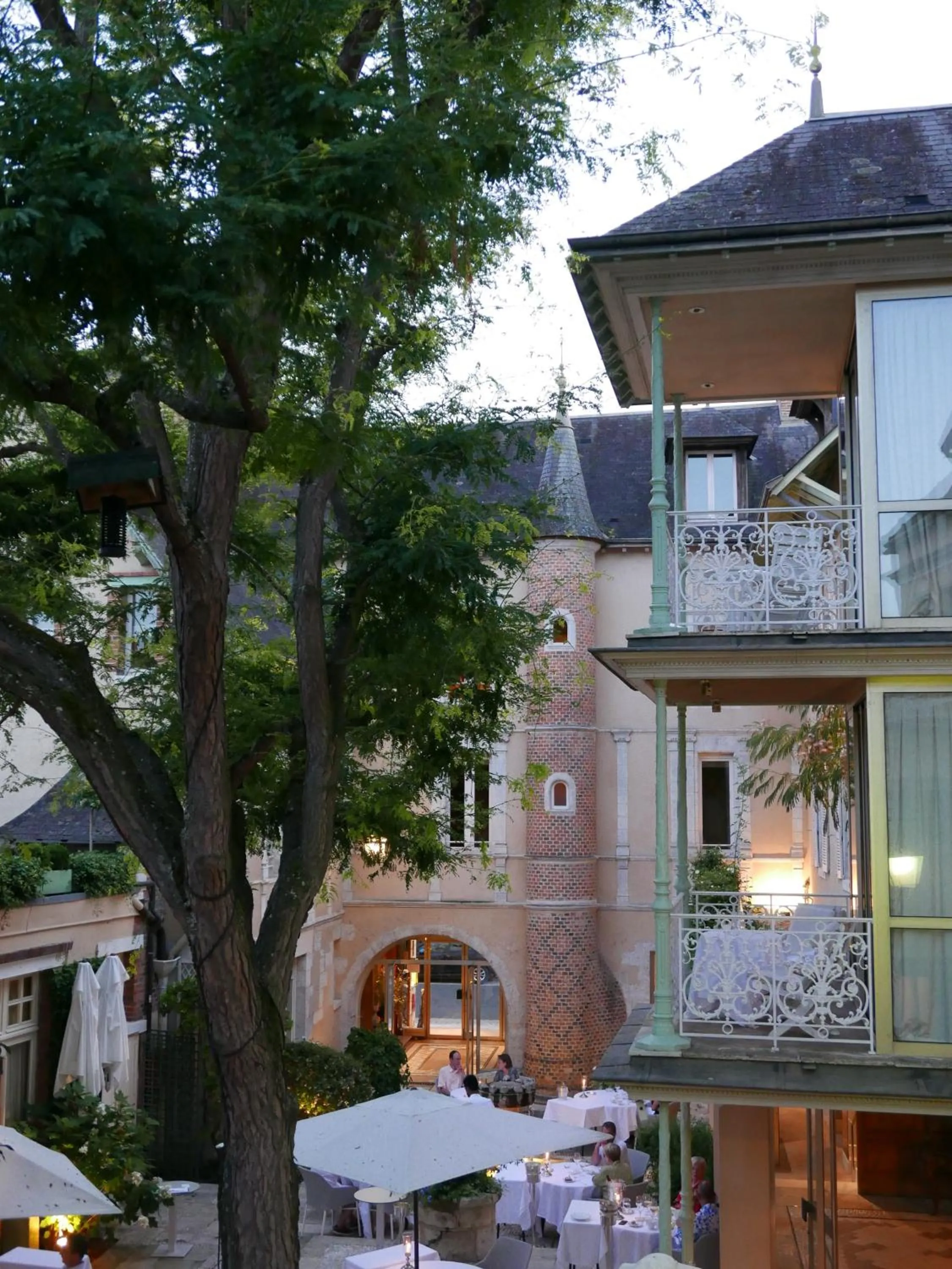 Patio in Grand Hôtel du Lion d'Or