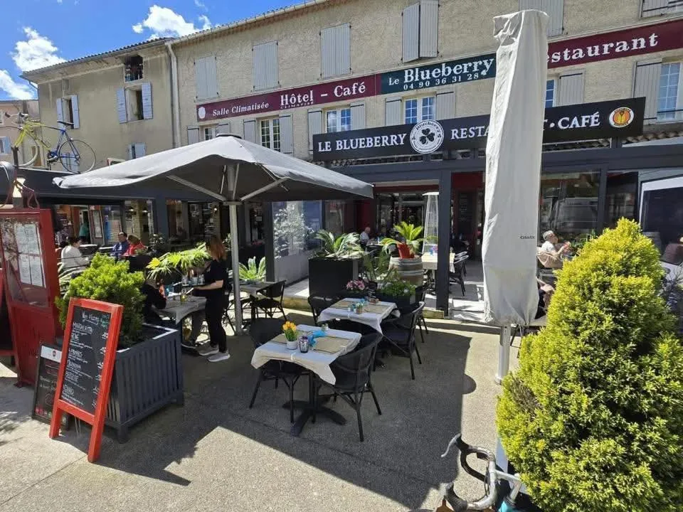 Property building in Hôtel-Restaurant Le Blueberry