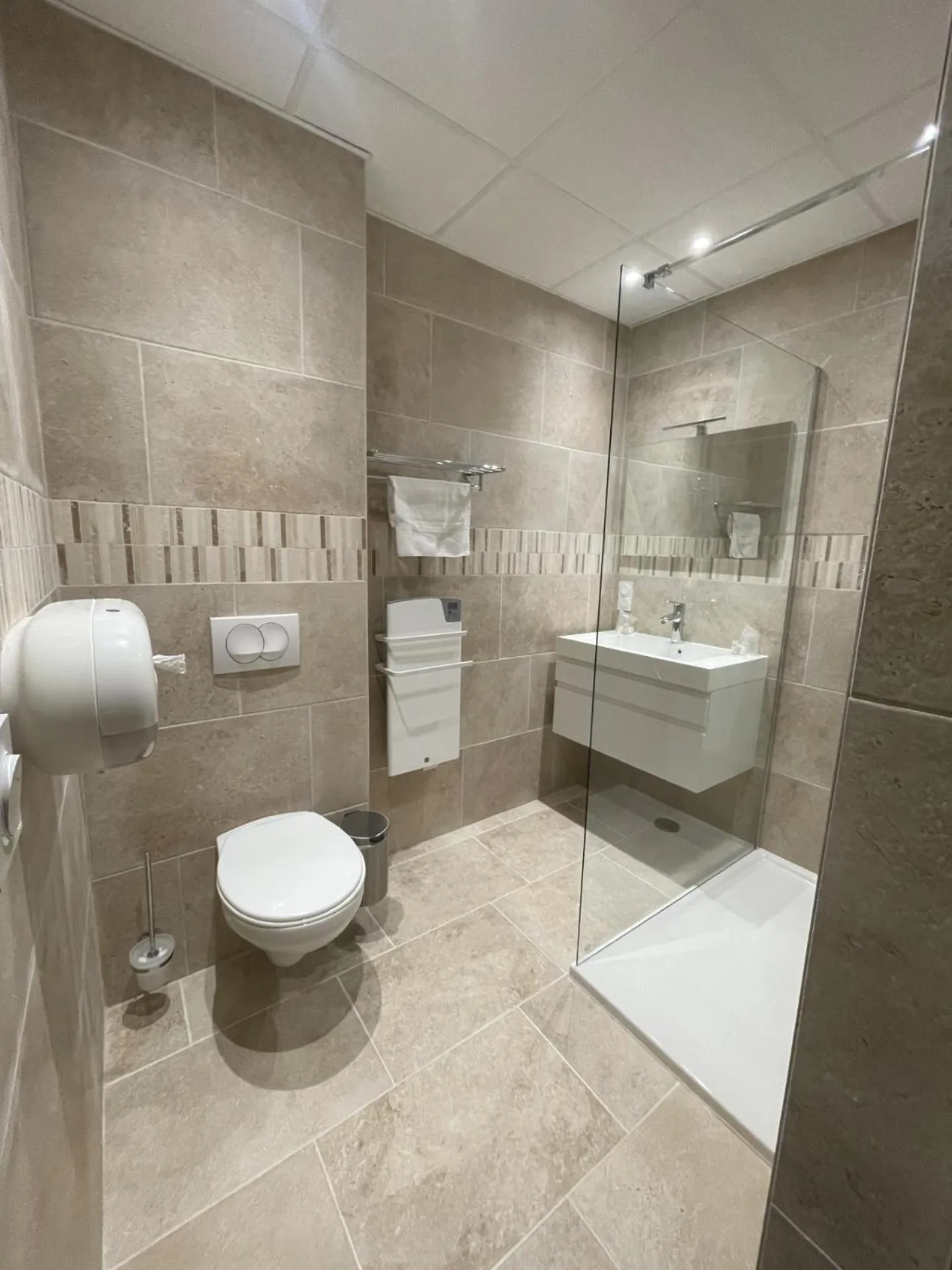 Shower in Hôtel-Restaurant Le Blueberry