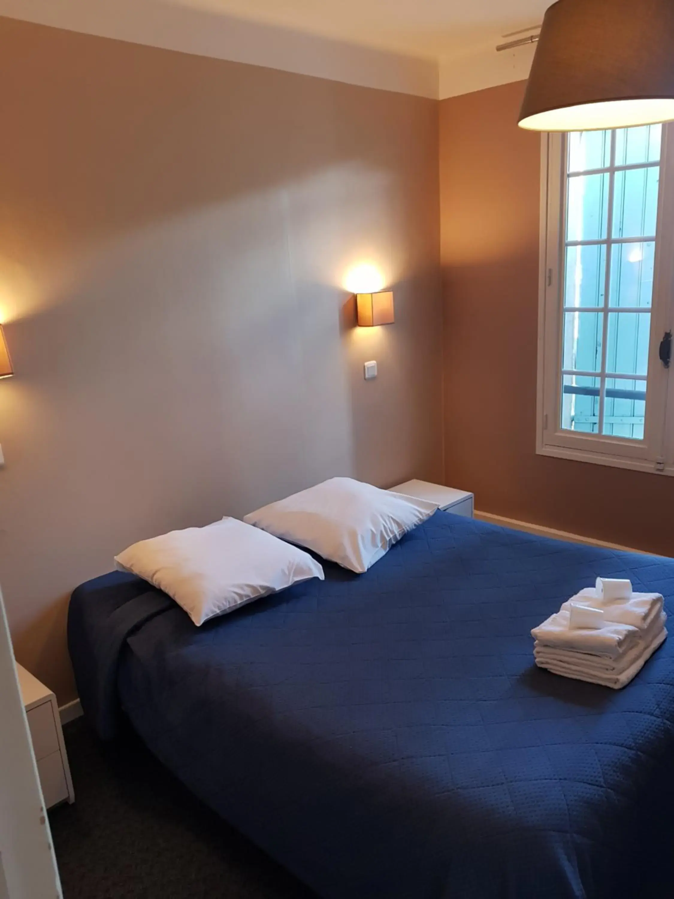 Economy Double Room (Shared Toilets and private bathroom) in Hôtel-Restaurant Le Blueberry Economy Double Room (Shared Toilets and private bathroom) in Hôtel-Restaurant Le Blueberry