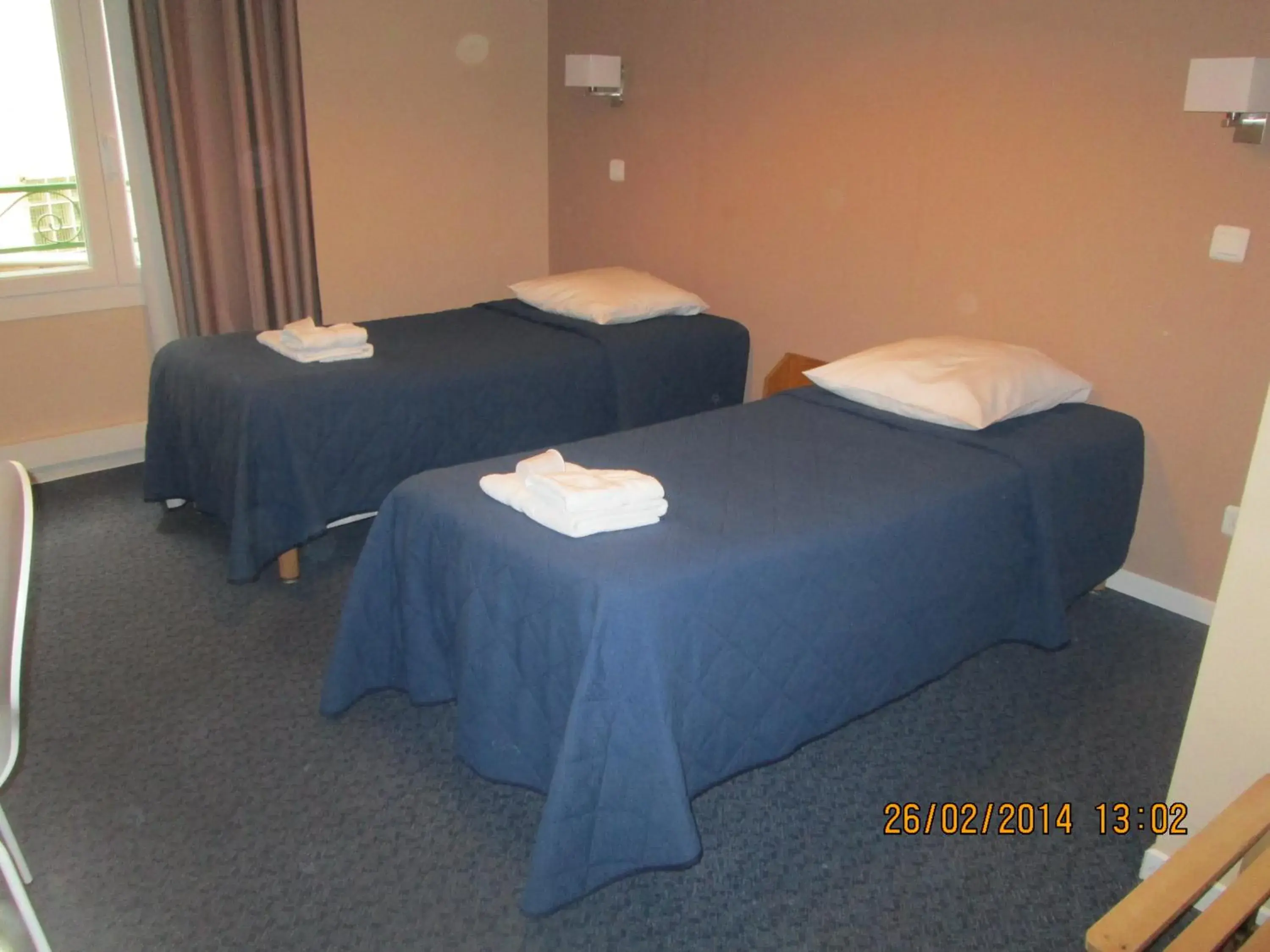 Economy twin room (shared toilets and private bathroom) in Hôtel-Restaurant Le Blueberry Economy twin room (shared toilets and private bathroom) in Hôtel-Restaurant Le Blueberry