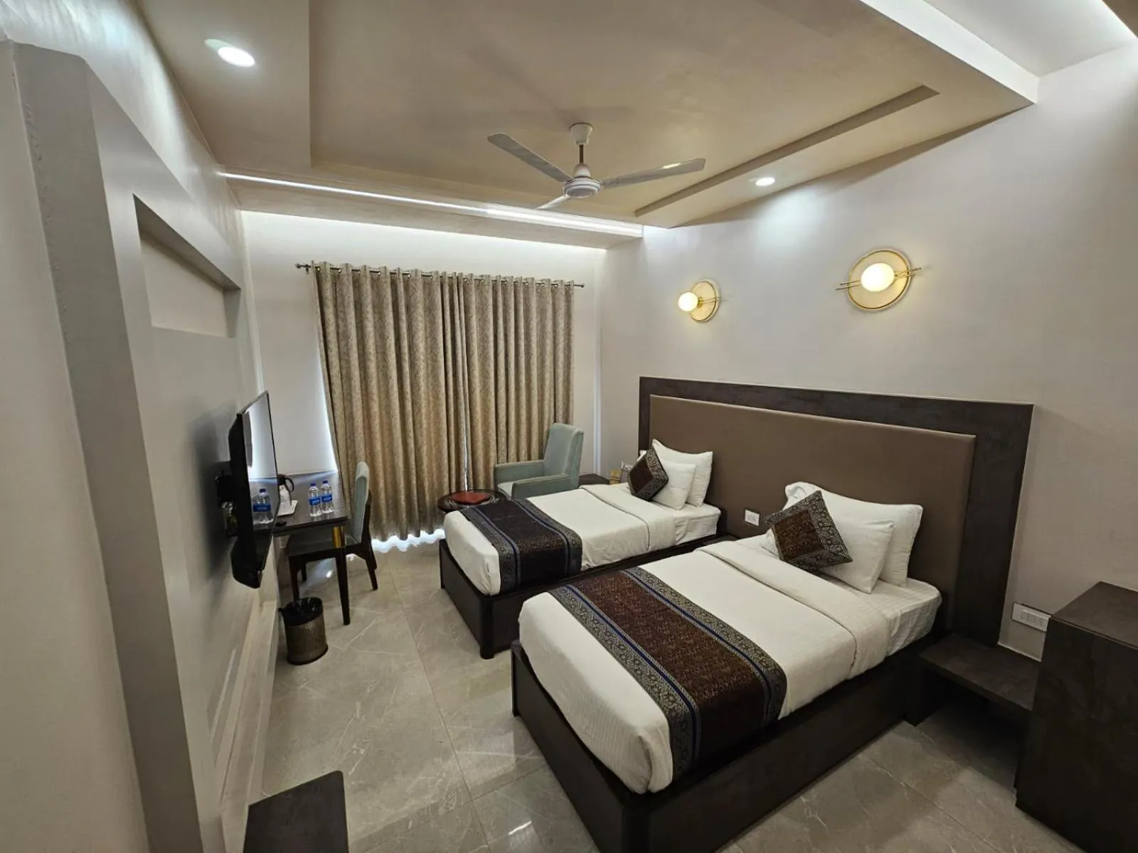 Bed in Hotel Abhinav International