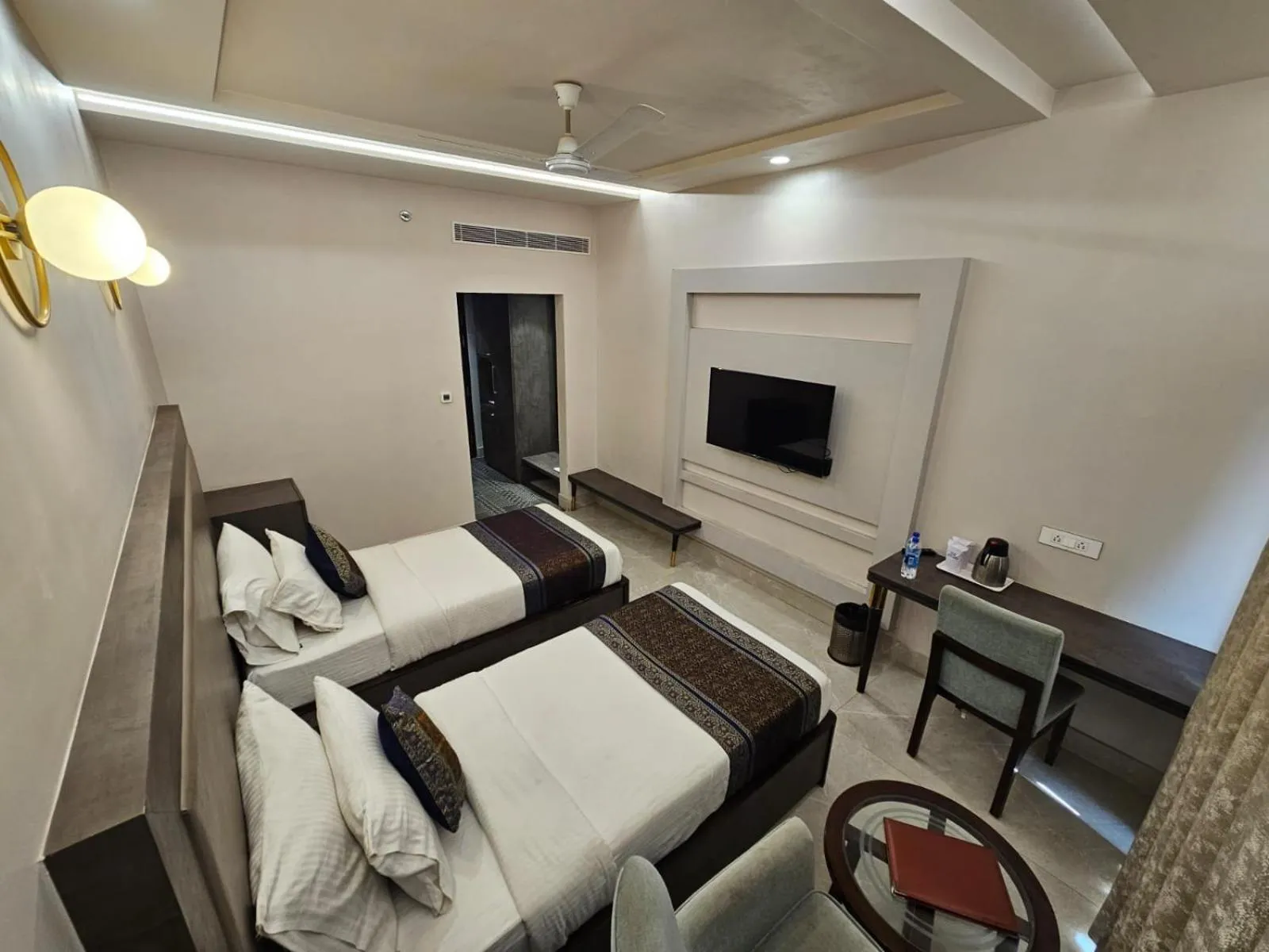 Bed in Hotel Abhinav International