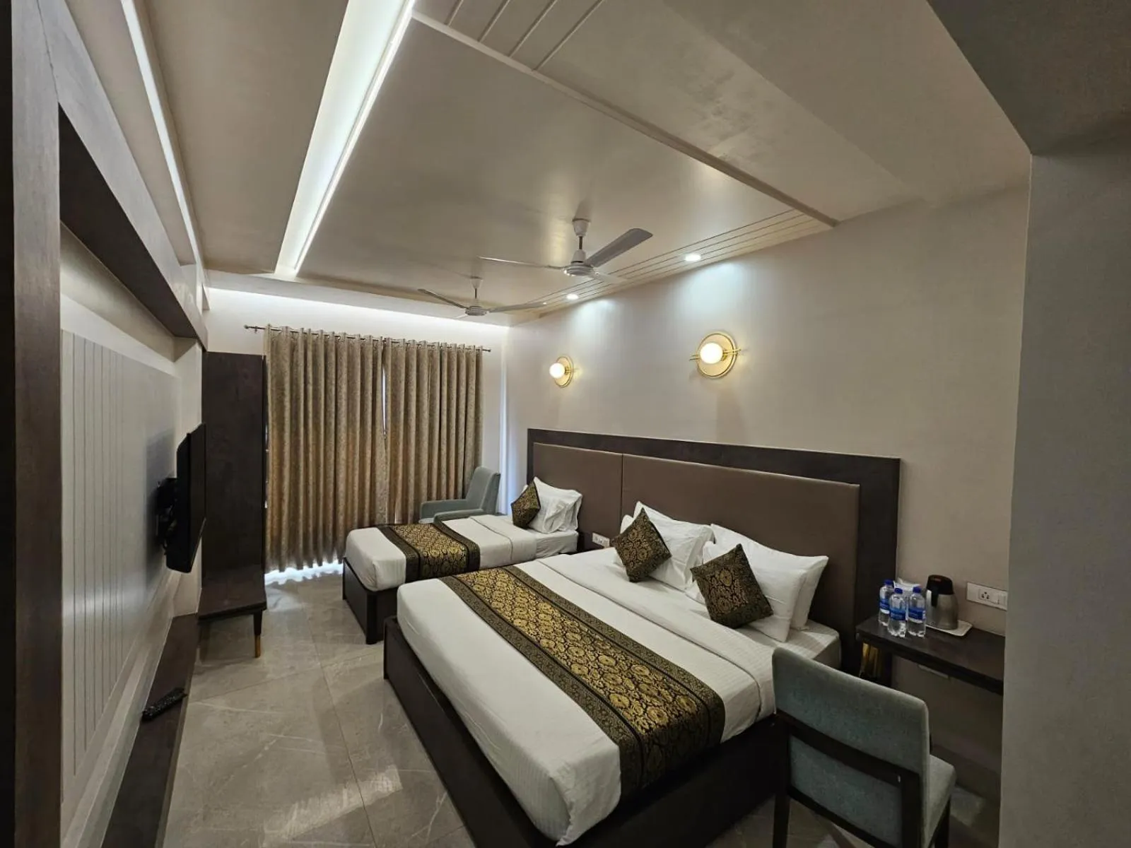 Bed in Hotel Abhinav International