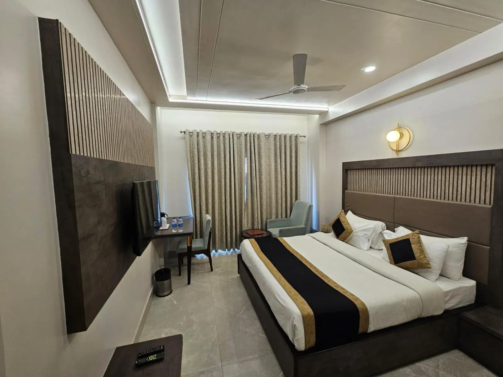Bed in Hotel Abhinav International