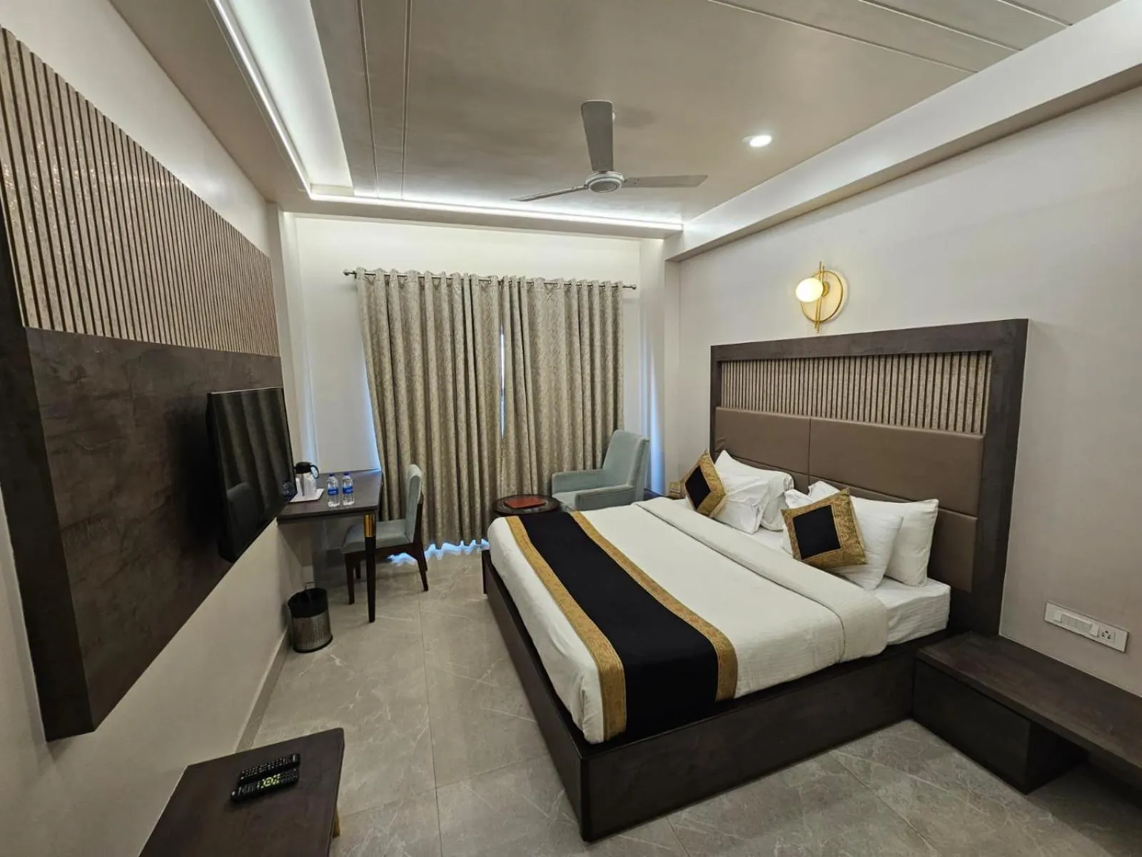 Bed in Hotel Abhinav International