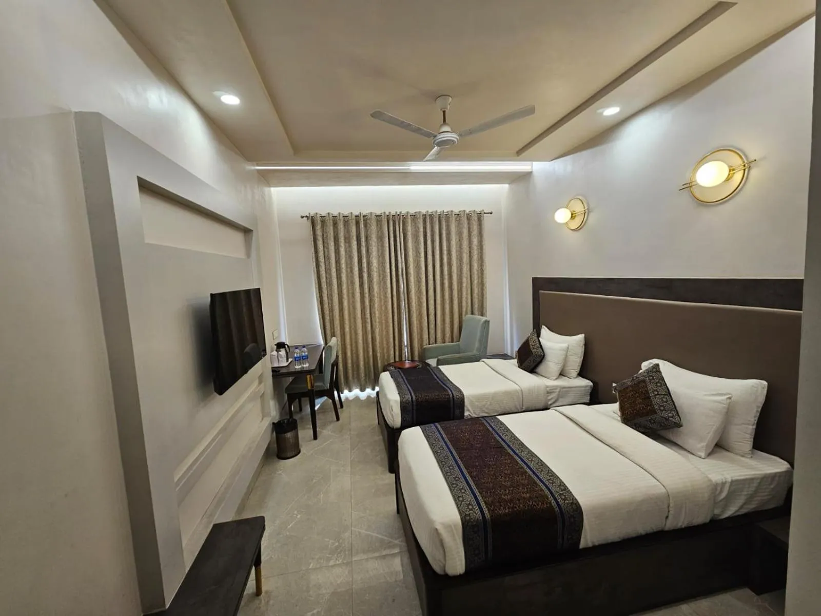 Bed in Hotel Abhinav International