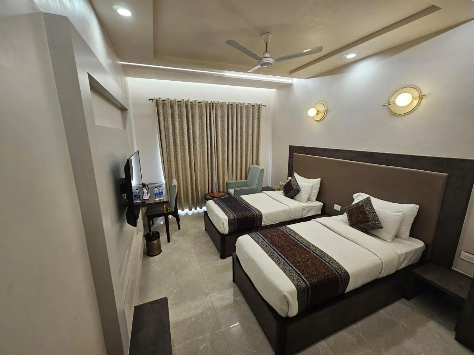 Bed in Hotel Abhinav International