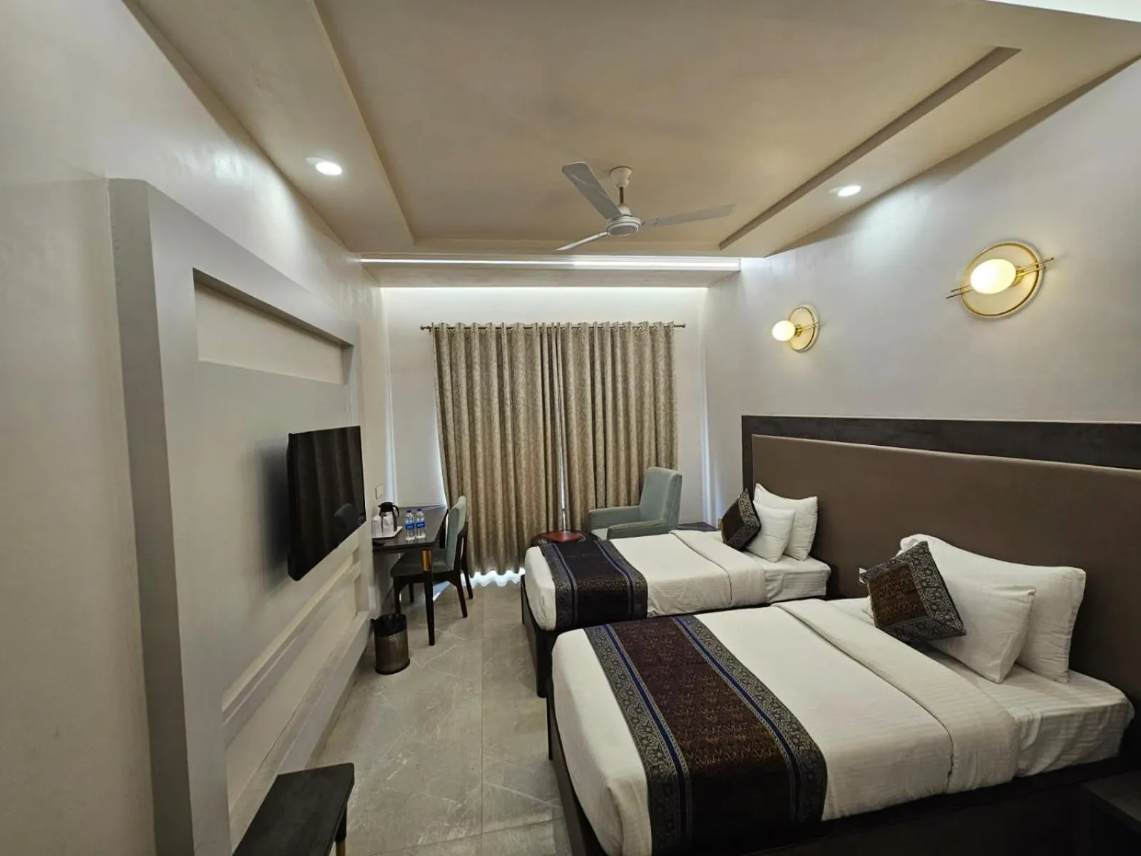 Bed in Hotel Abhinav International
