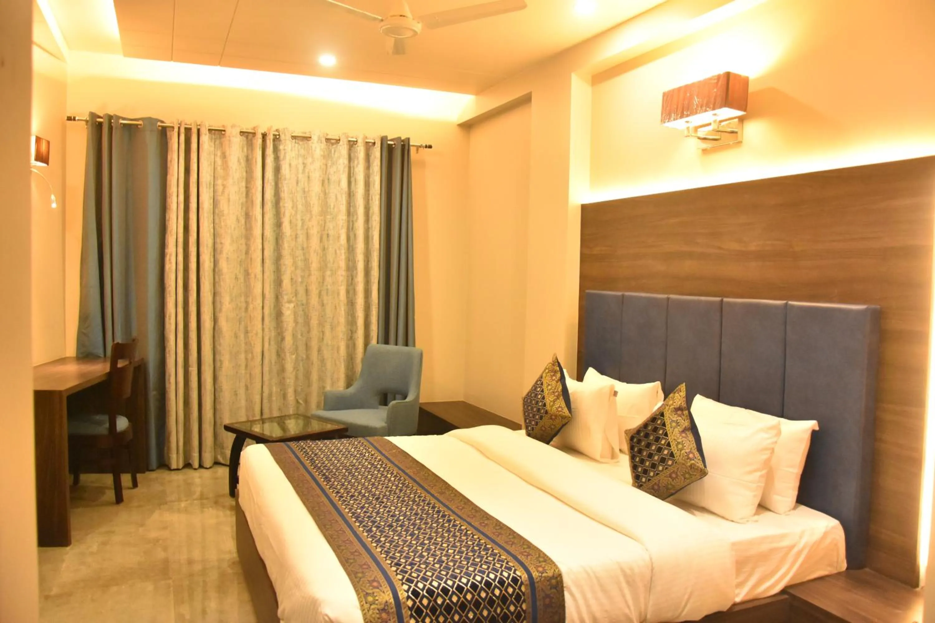 Bed in Hotel Abhinav International