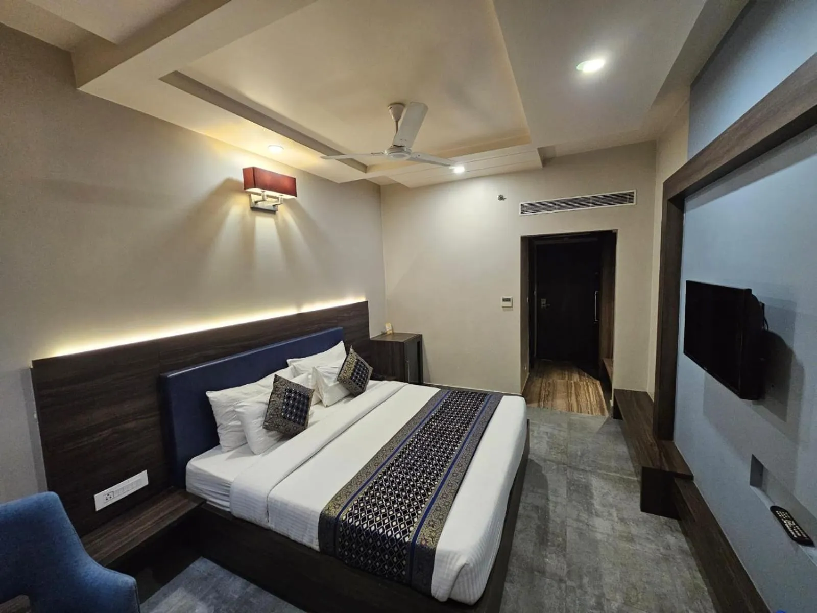 Bed in Hotel Abhinav International