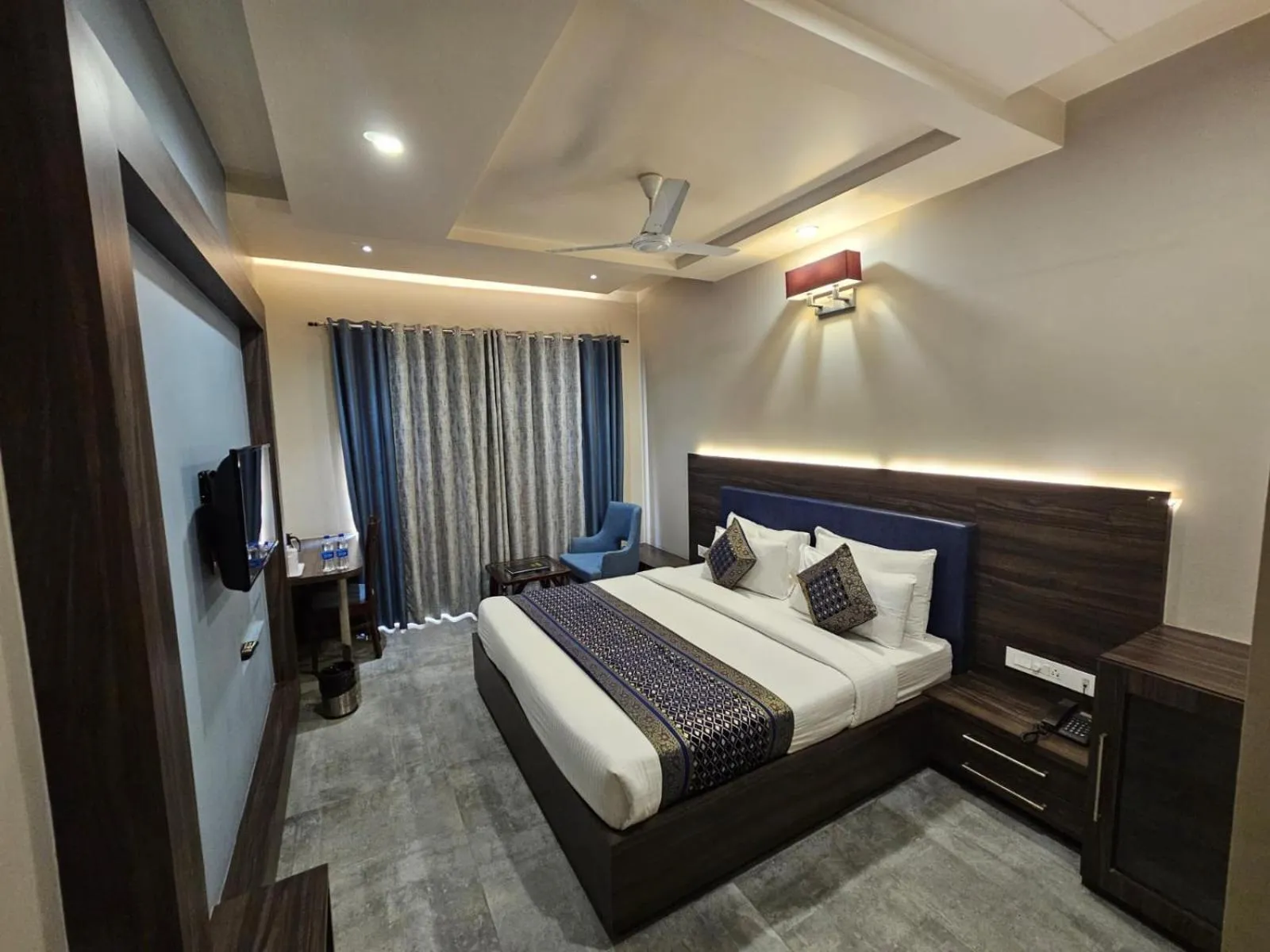 Bed in Hotel Abhinav International
