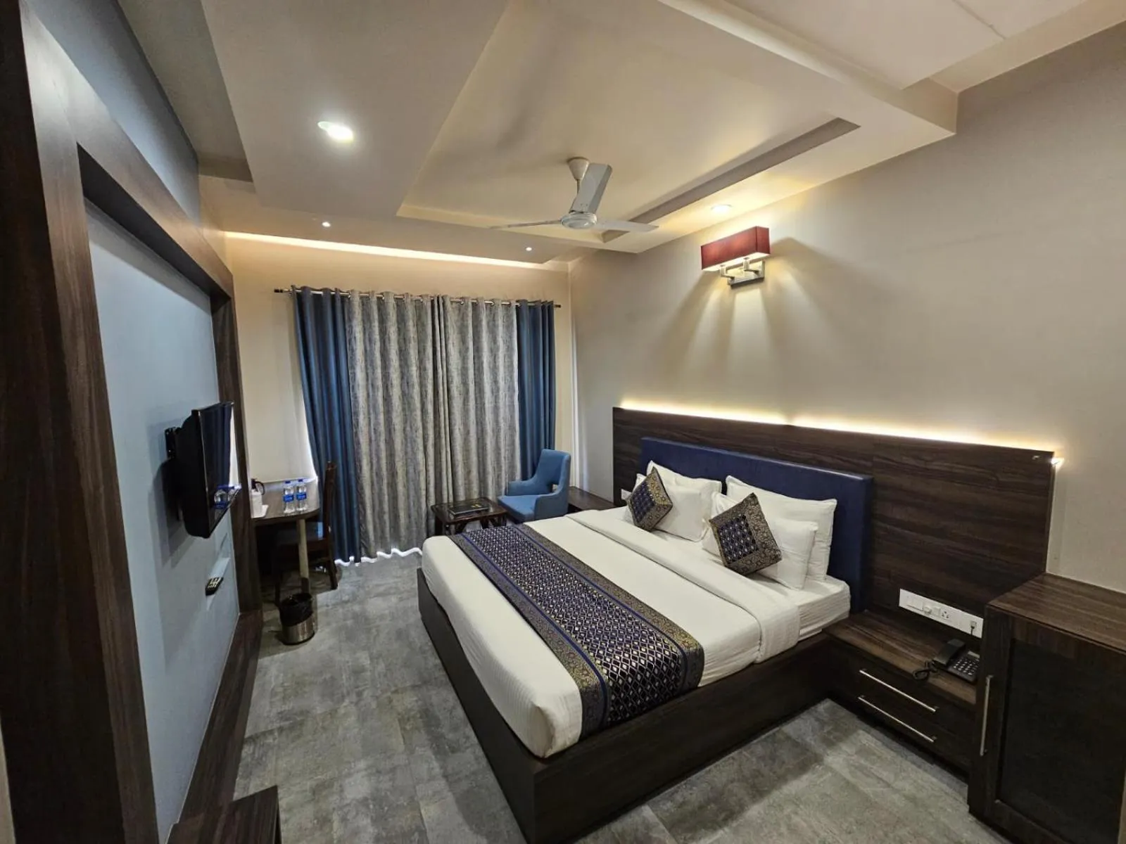 Bed in Hotel Abhinav International