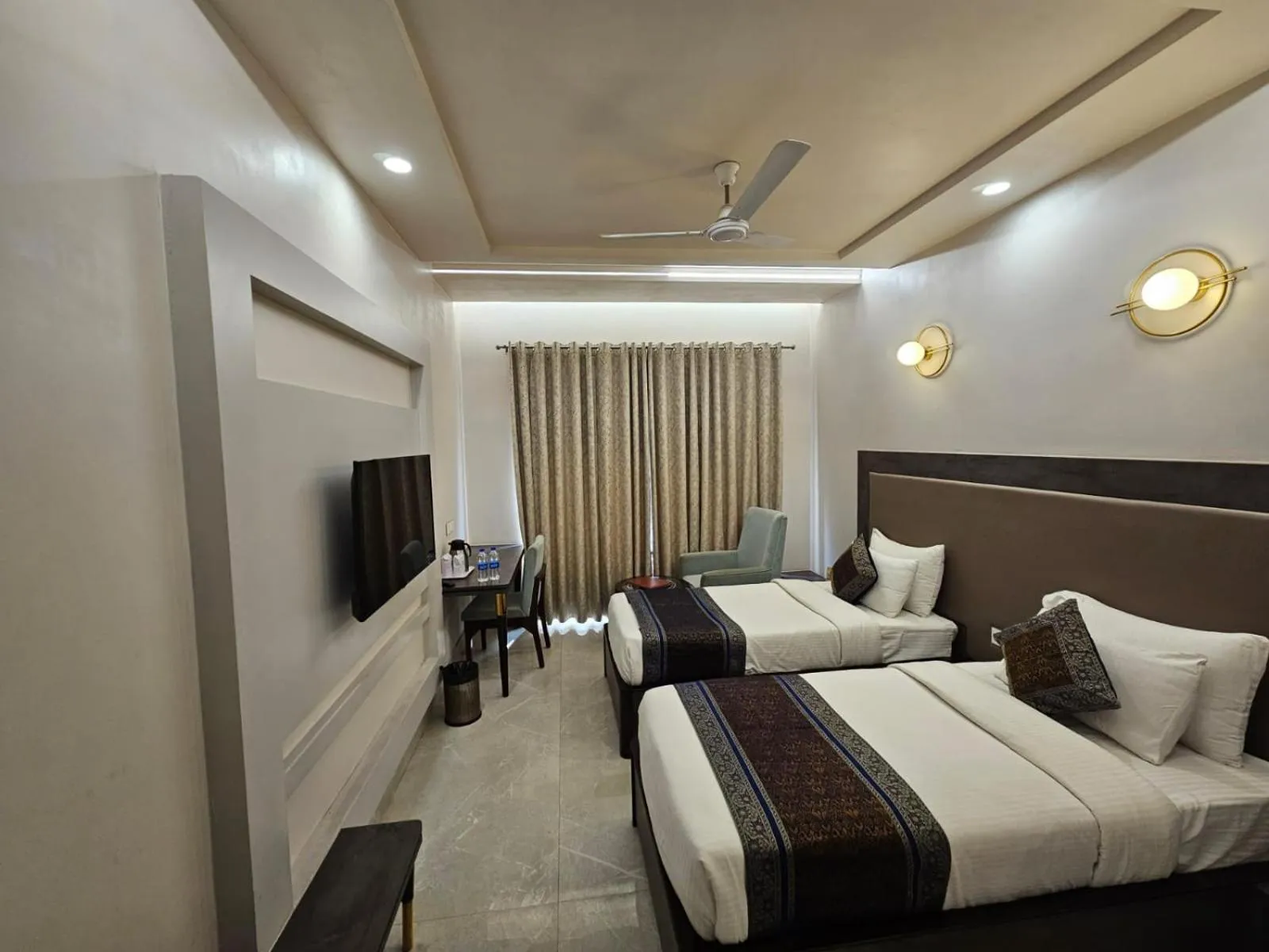 Bed in Hotel Abhinav International