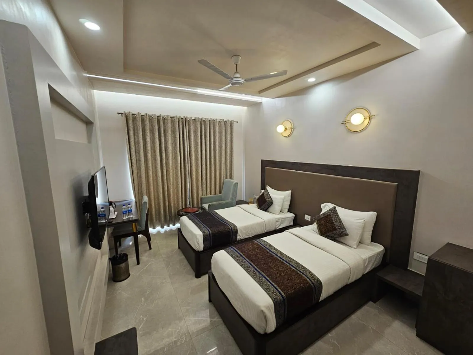 Bed in Hotel Abhinav International