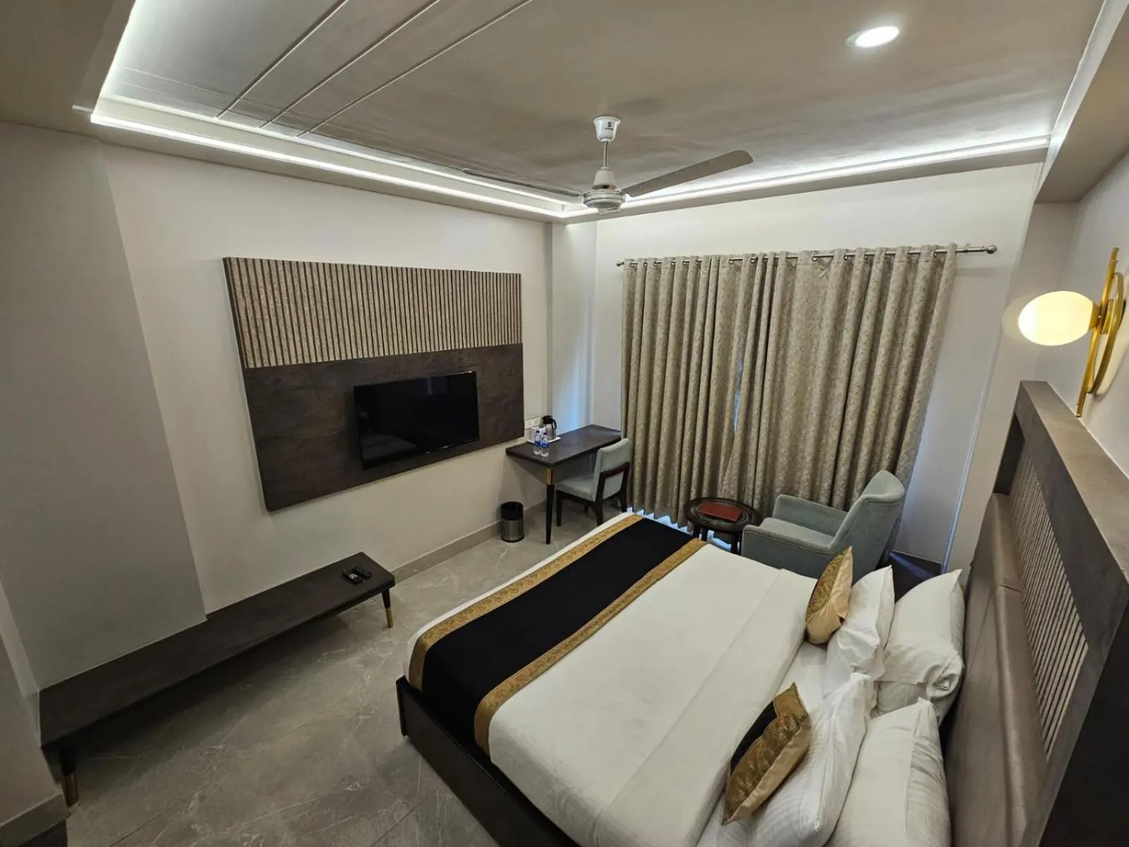 Bed in Hotel Abhinav International