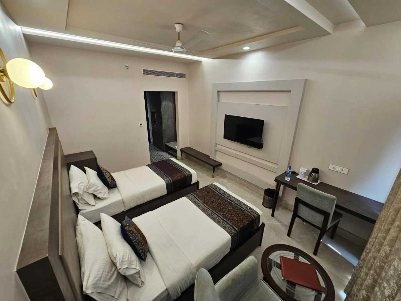 Bed in Hotel Abhinav International