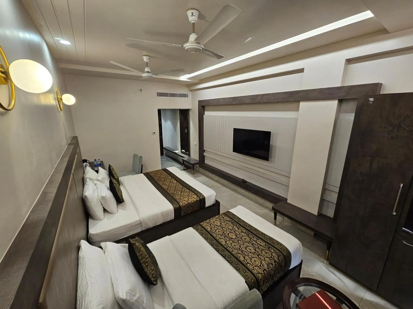 Bed in Hotel Abhinav International