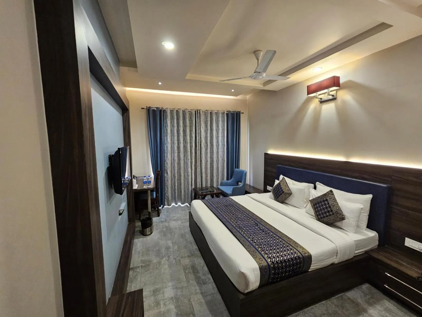 Bed in Hotel Abhinav International