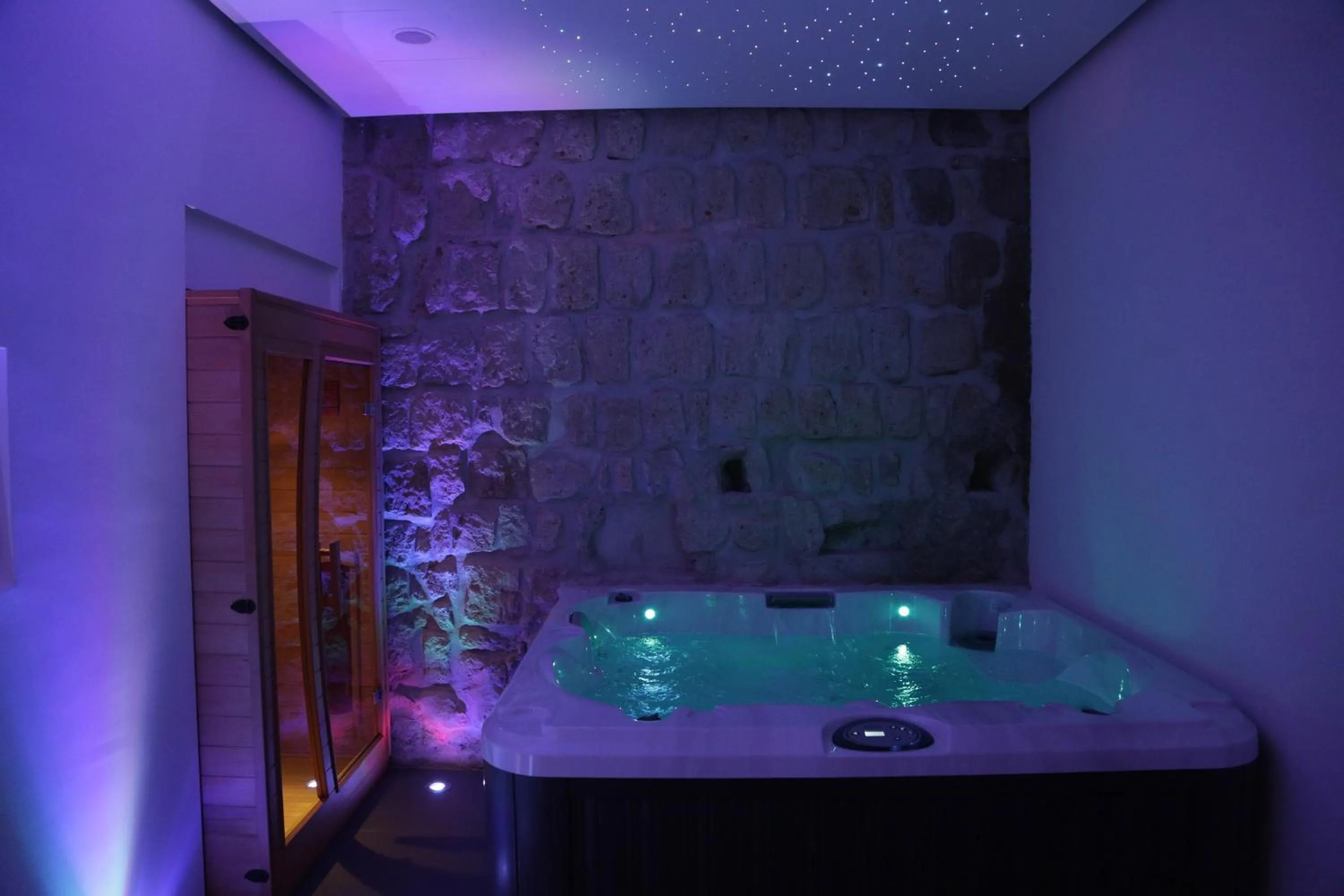 Hot Tub in Cellamare Suite & Spa