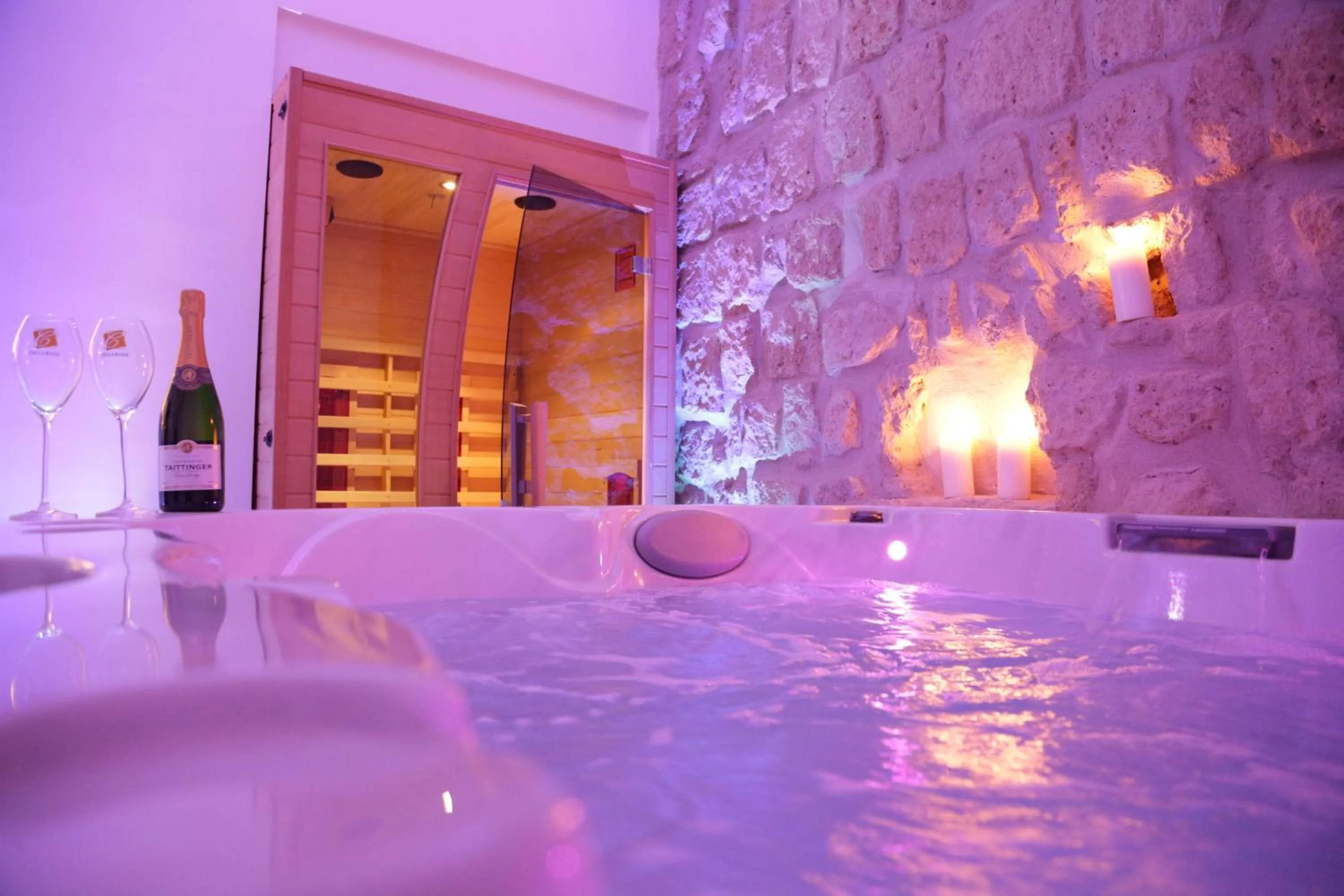 Hot Tub in Cellamare Suite & Spa