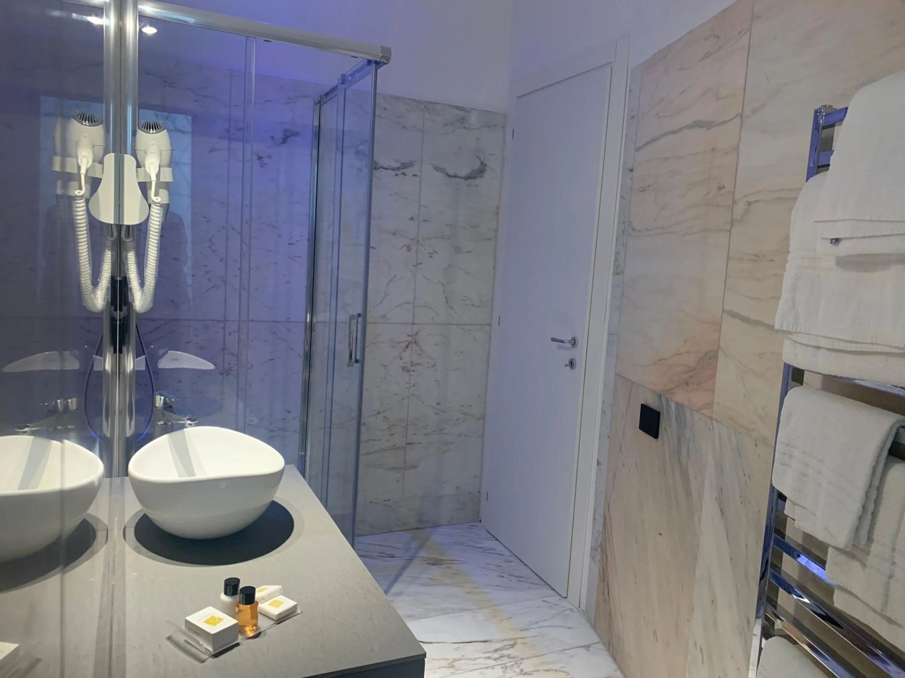 Shower in Cellamare Suite & Spa