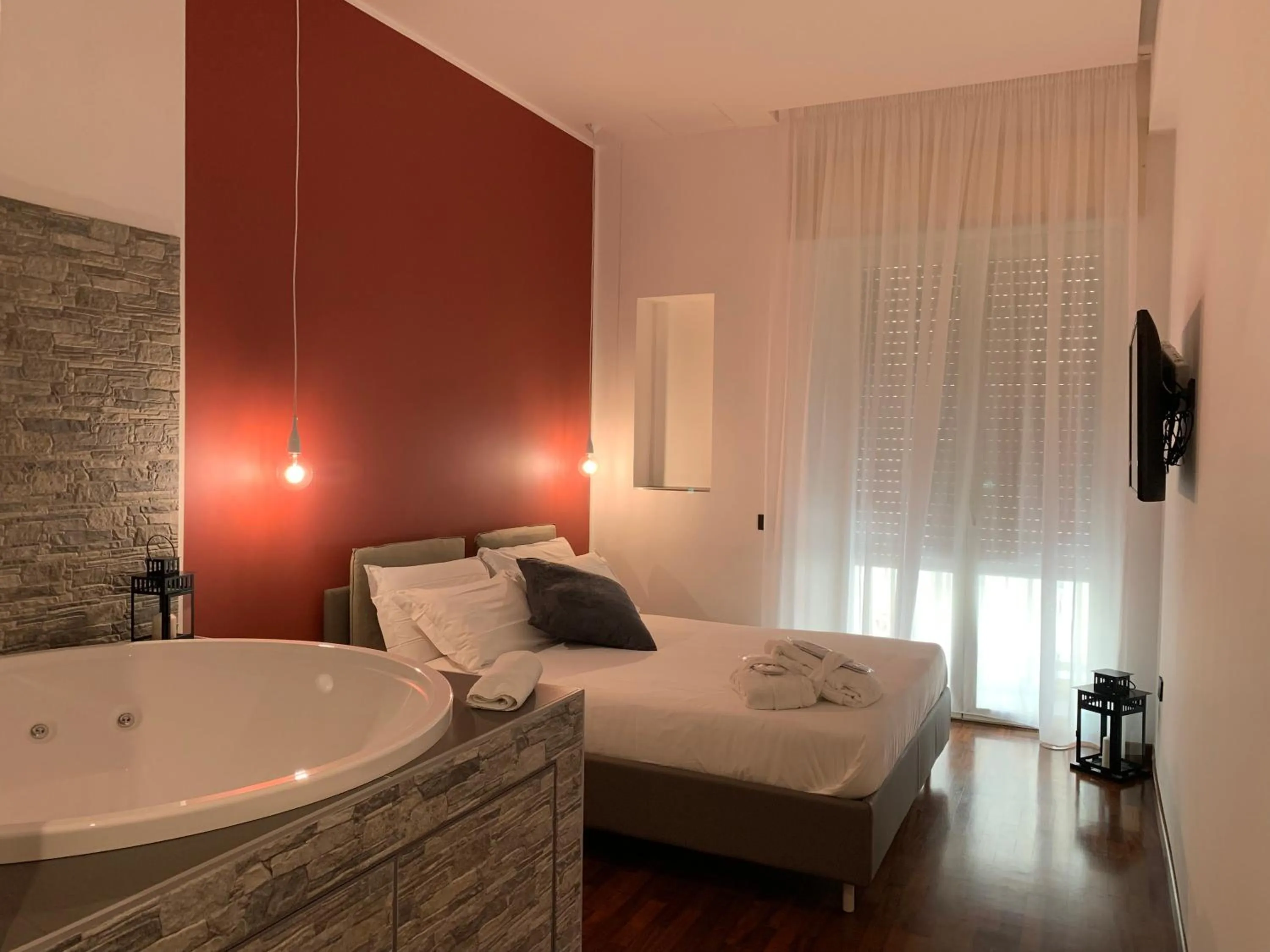 Bath, Bed in Cellamare Suite & Spa