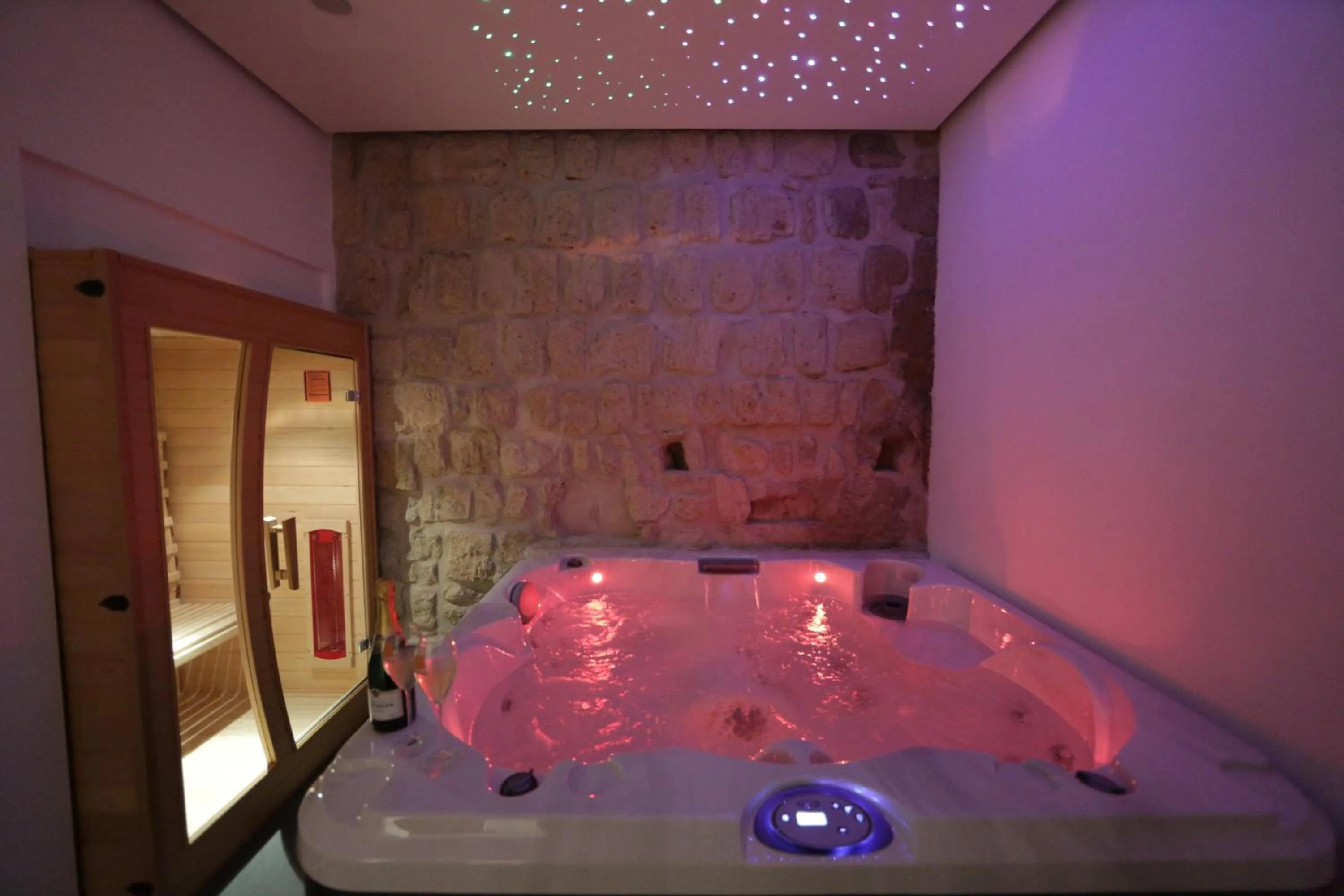 Hot Tub in Cellamare Suite & Spa