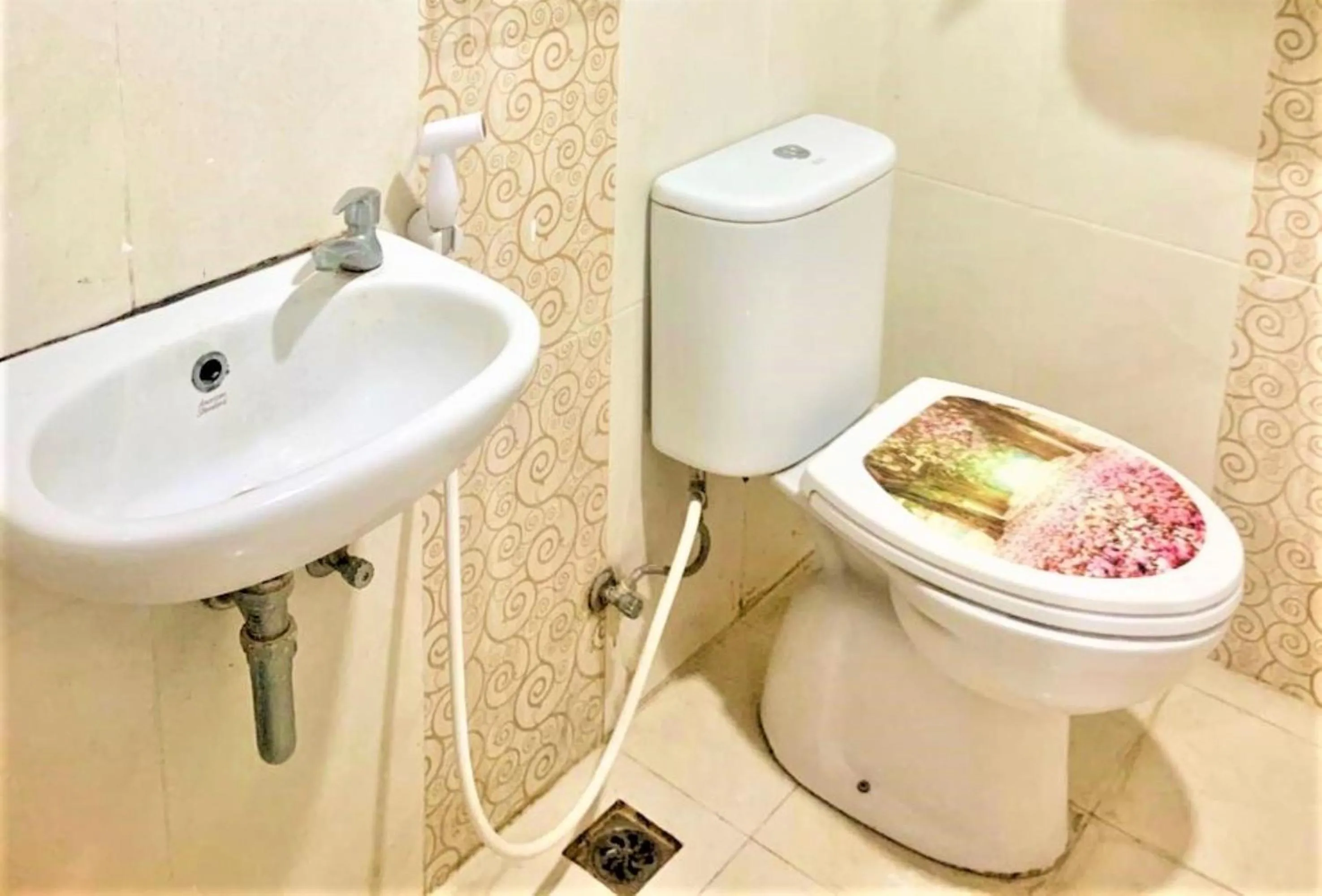 Bathroom in Apartemen Mutiara Bekasi by Veeroom