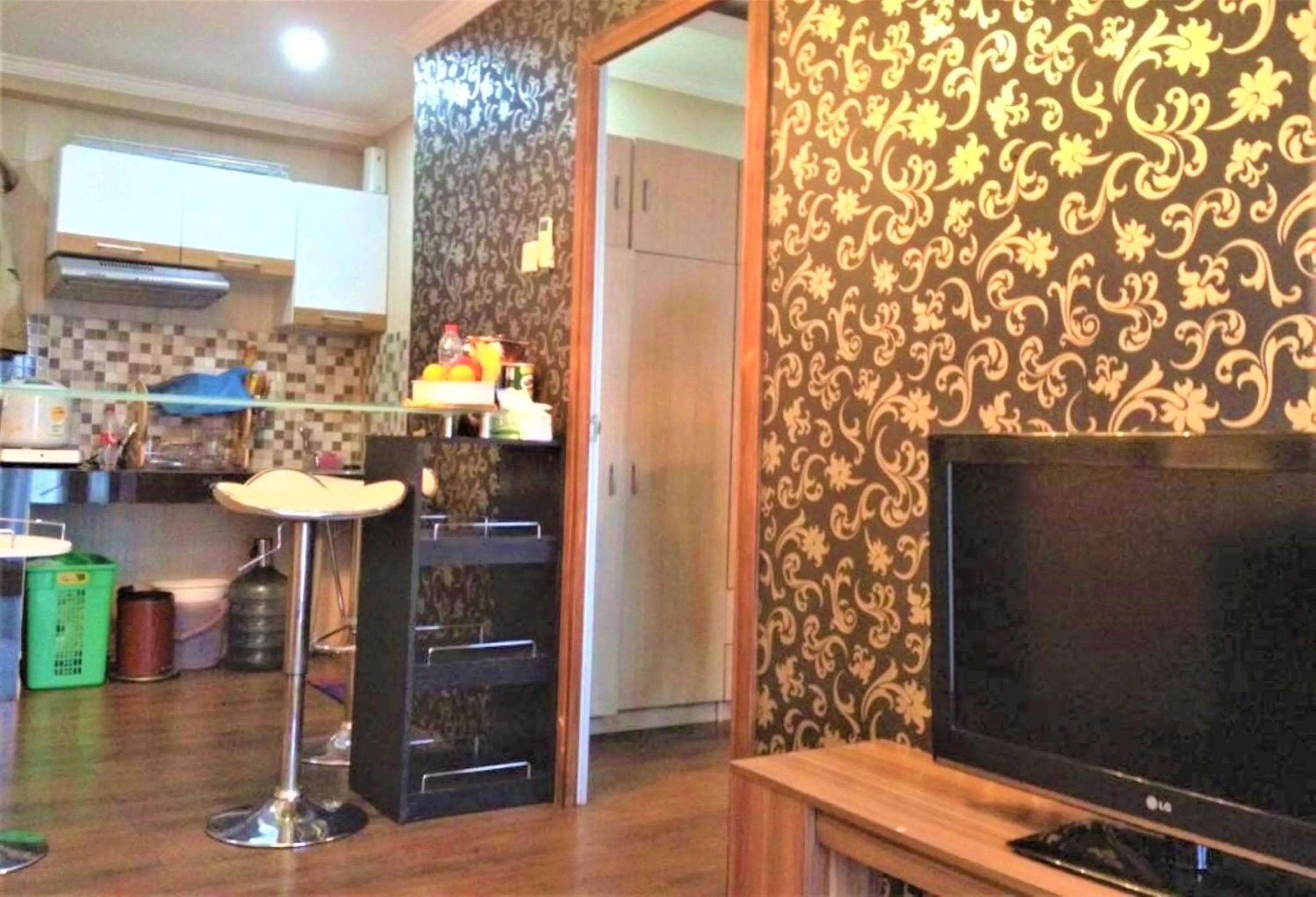 Kitchen or kitchenette in Apartemen Mutiara Bekasi by Veeroom