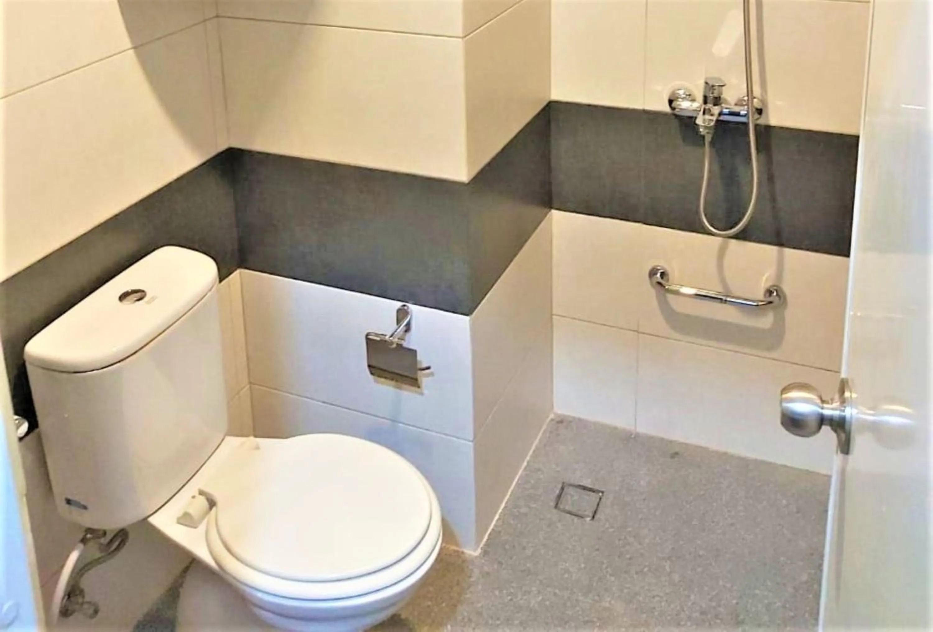 Toilet in Apartemen Mutiara Bekasi by Veeroom