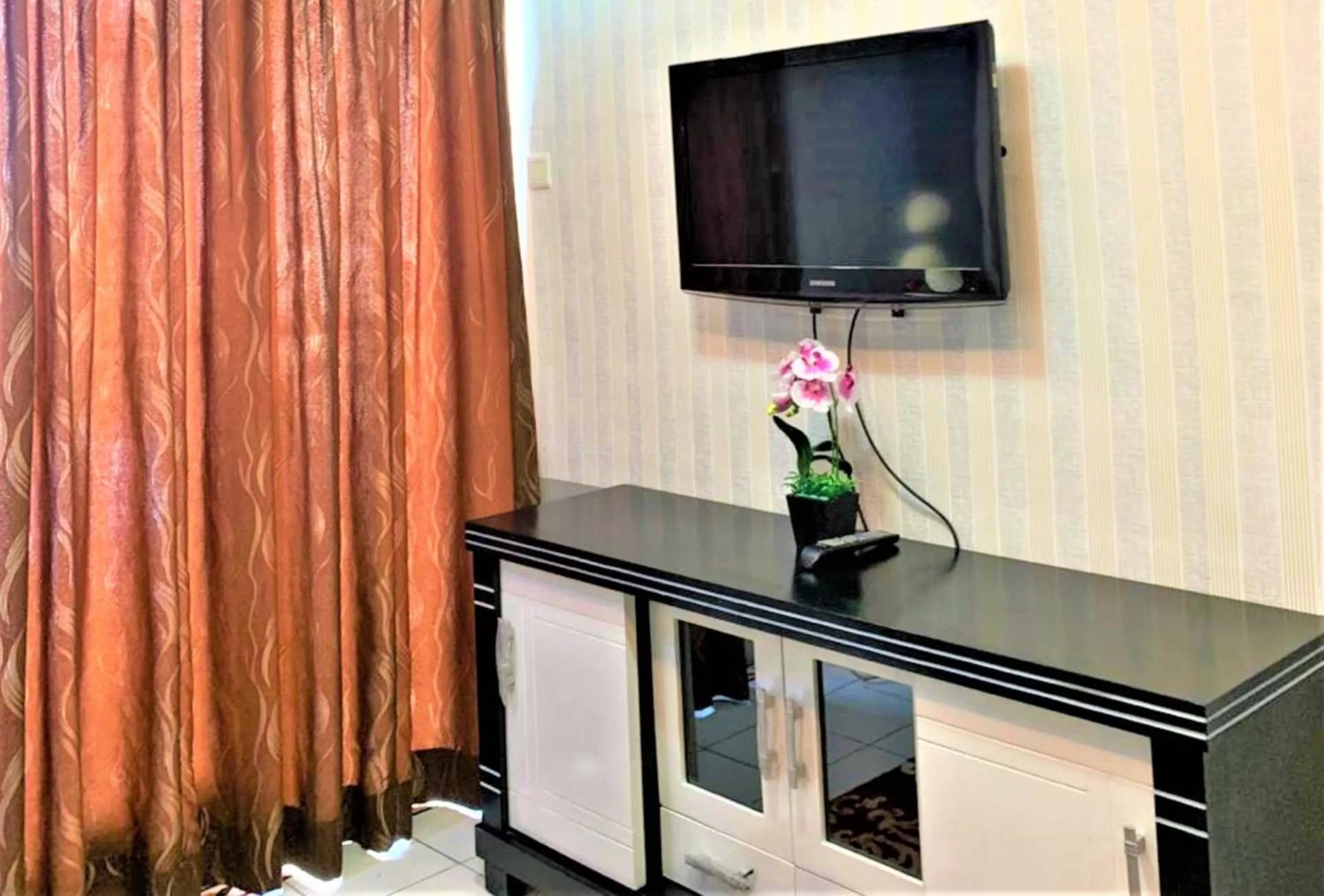 Living room in Apartemen Mutiara Bekasi by Veeroom