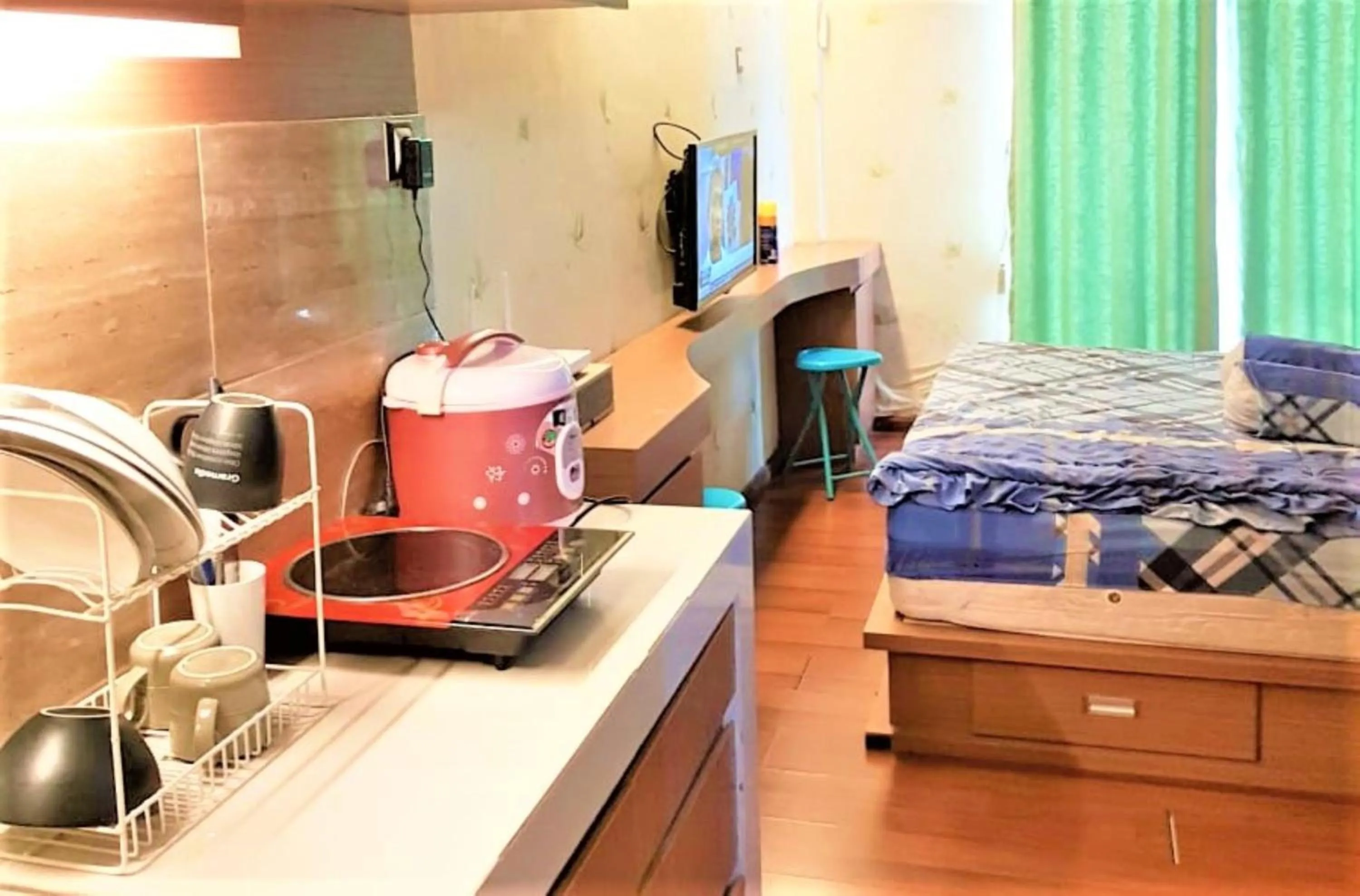 Bedroom, Bed in Apartemen Mutiara Bekasi by Veeroom